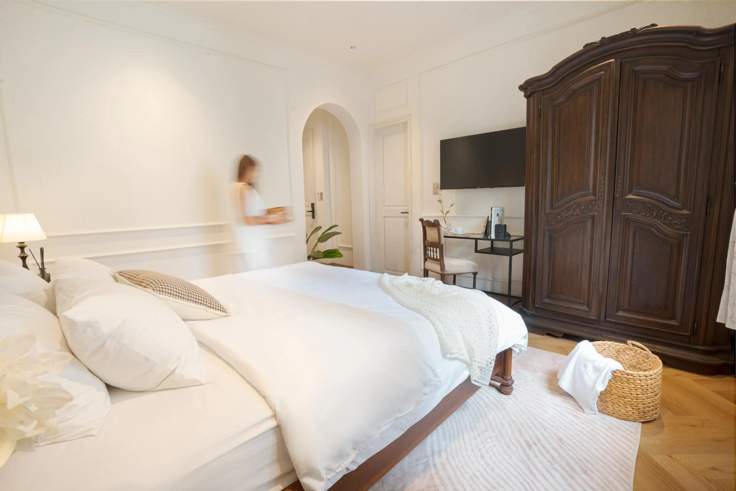 Communal lounge/ TV room, Bed in Éclectique Hanoi Homestay