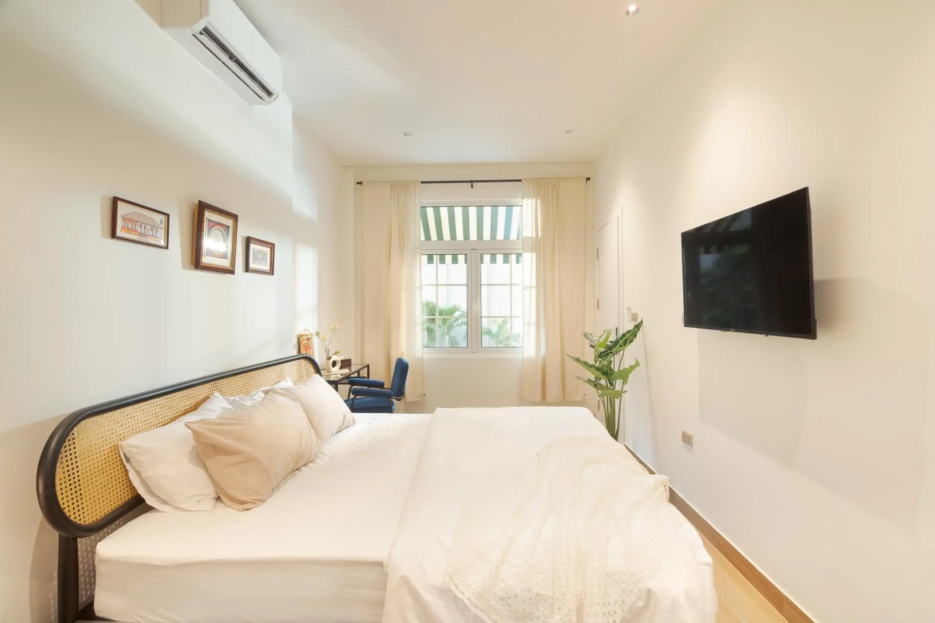 Superior King Room - single occupancy in Éclectique Hanoi Homestay Superior King Room - single occupancy in Éclectique Hanoi Homestay