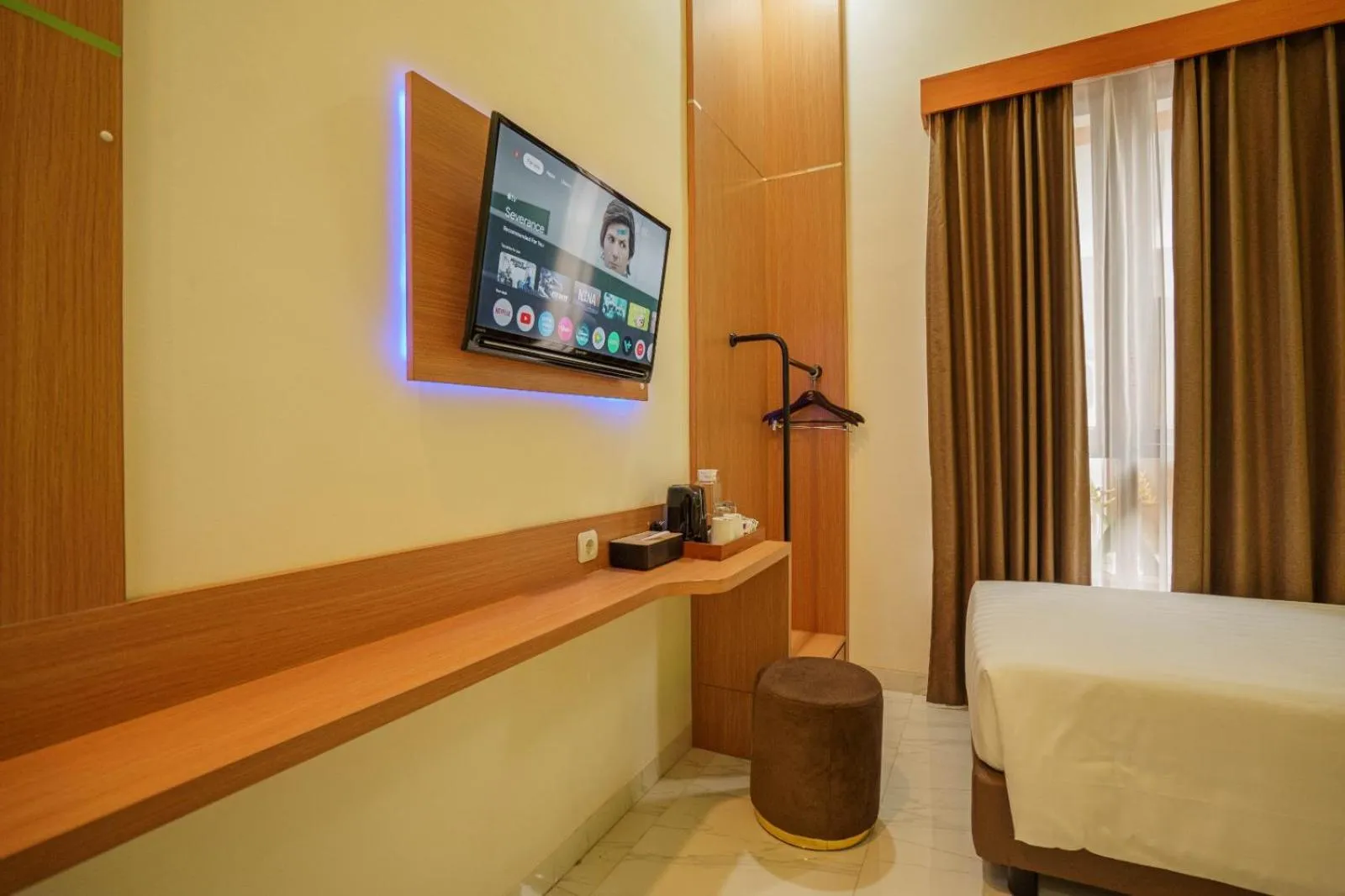 Bed in The Cabin Hotel Lovina Bali