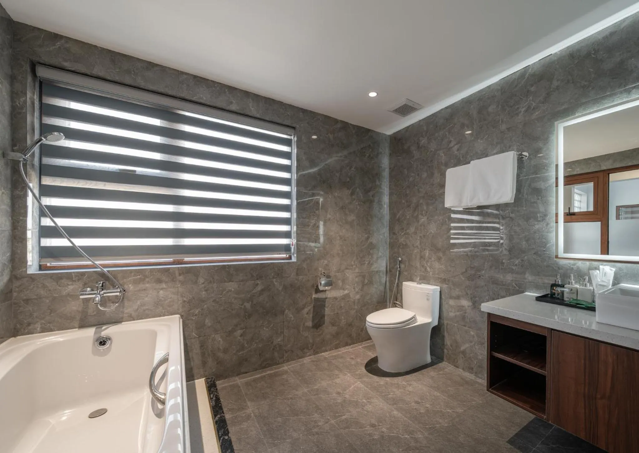 Bath in Luxe Paradise Hotel Nguyen Khac Hieu