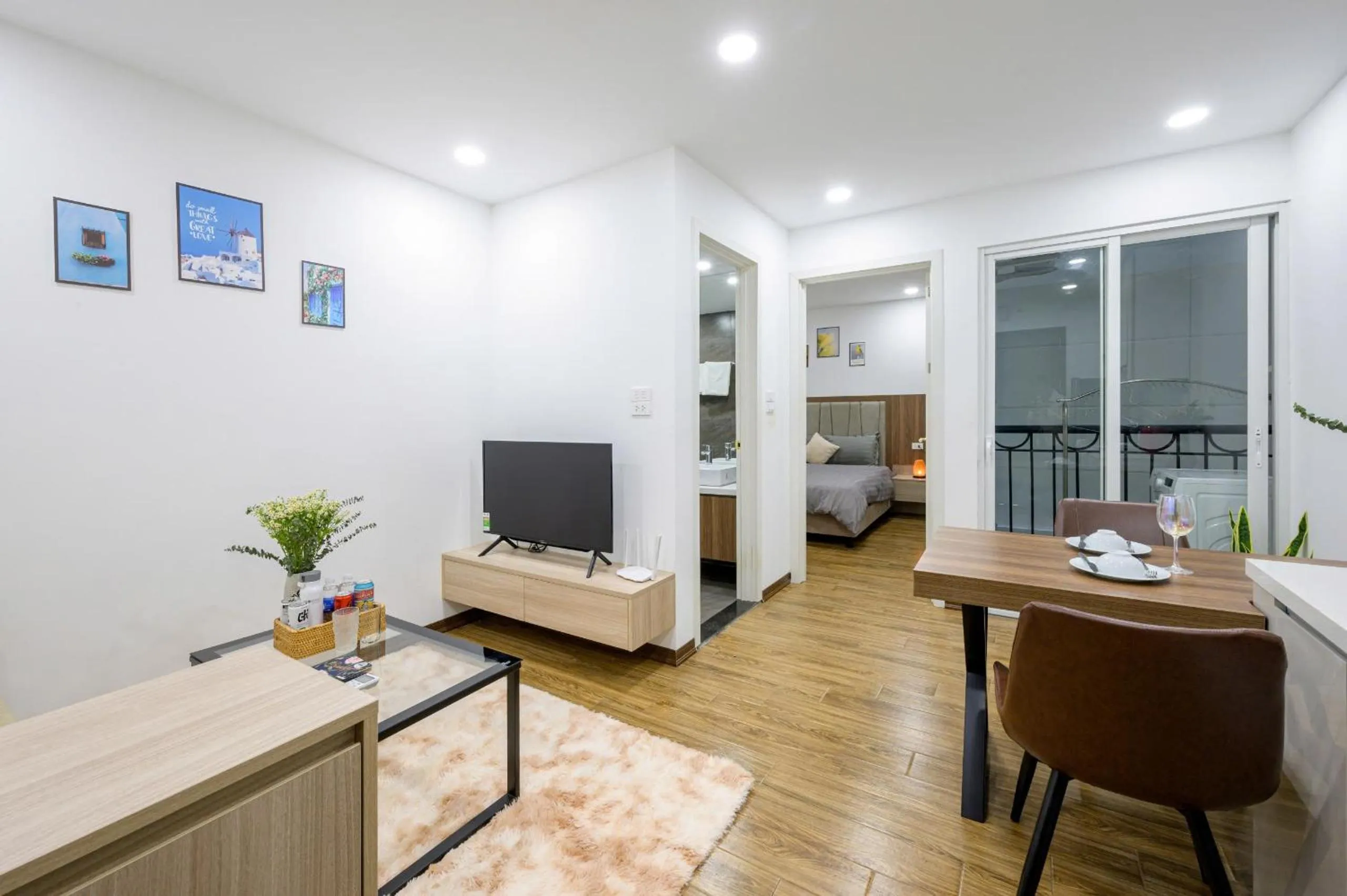 Kitchen or kitchenette, Bed in Luxe Paradise Hotel Nguyen Khac Hieu