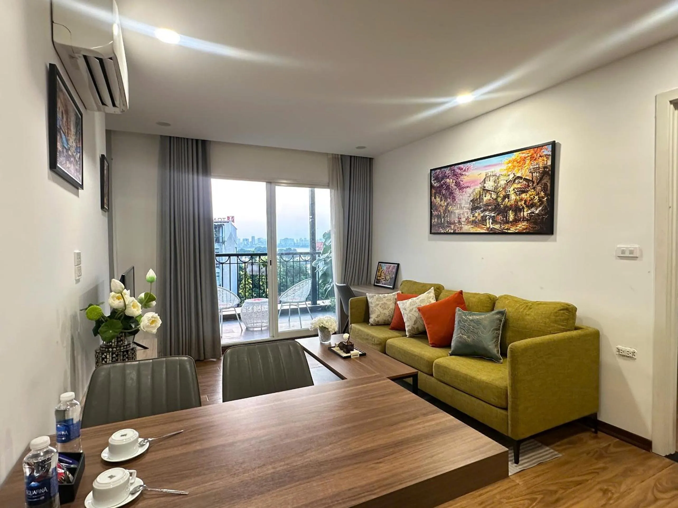 TV and multimedia in Luxe Paradise Hotel Nguyen Khac Hieu