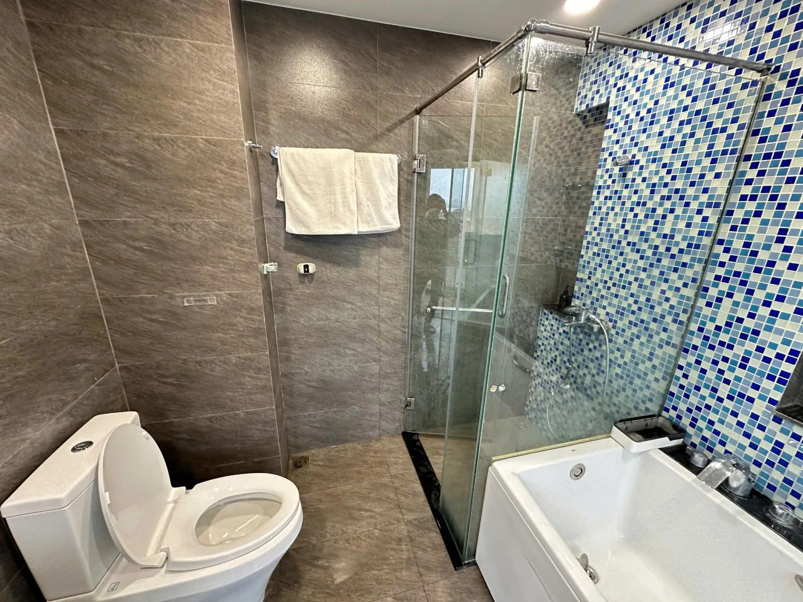 Bathroom in Luxe Paradise Hotel Nguyen Khac Hieu