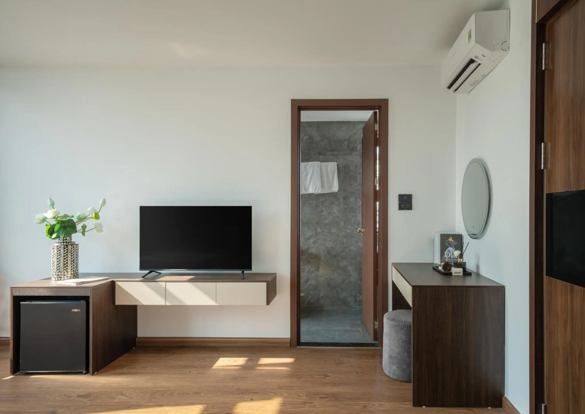 TV and multimedia in Luxe Paradise Hotel Nguyen Khac Hieu