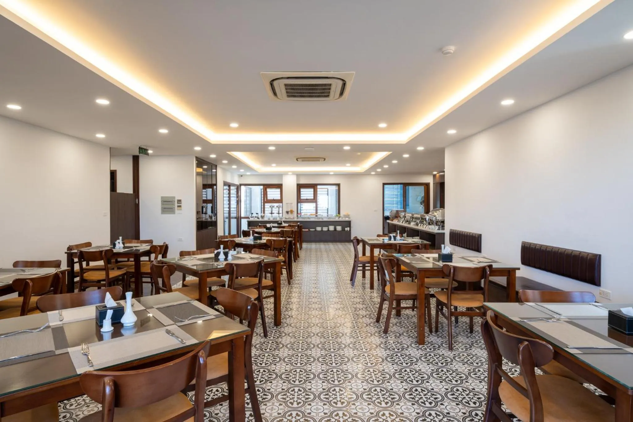 Restaurant/places to eat in Luxe Paradise Hotel Nguyen Khac Hieu