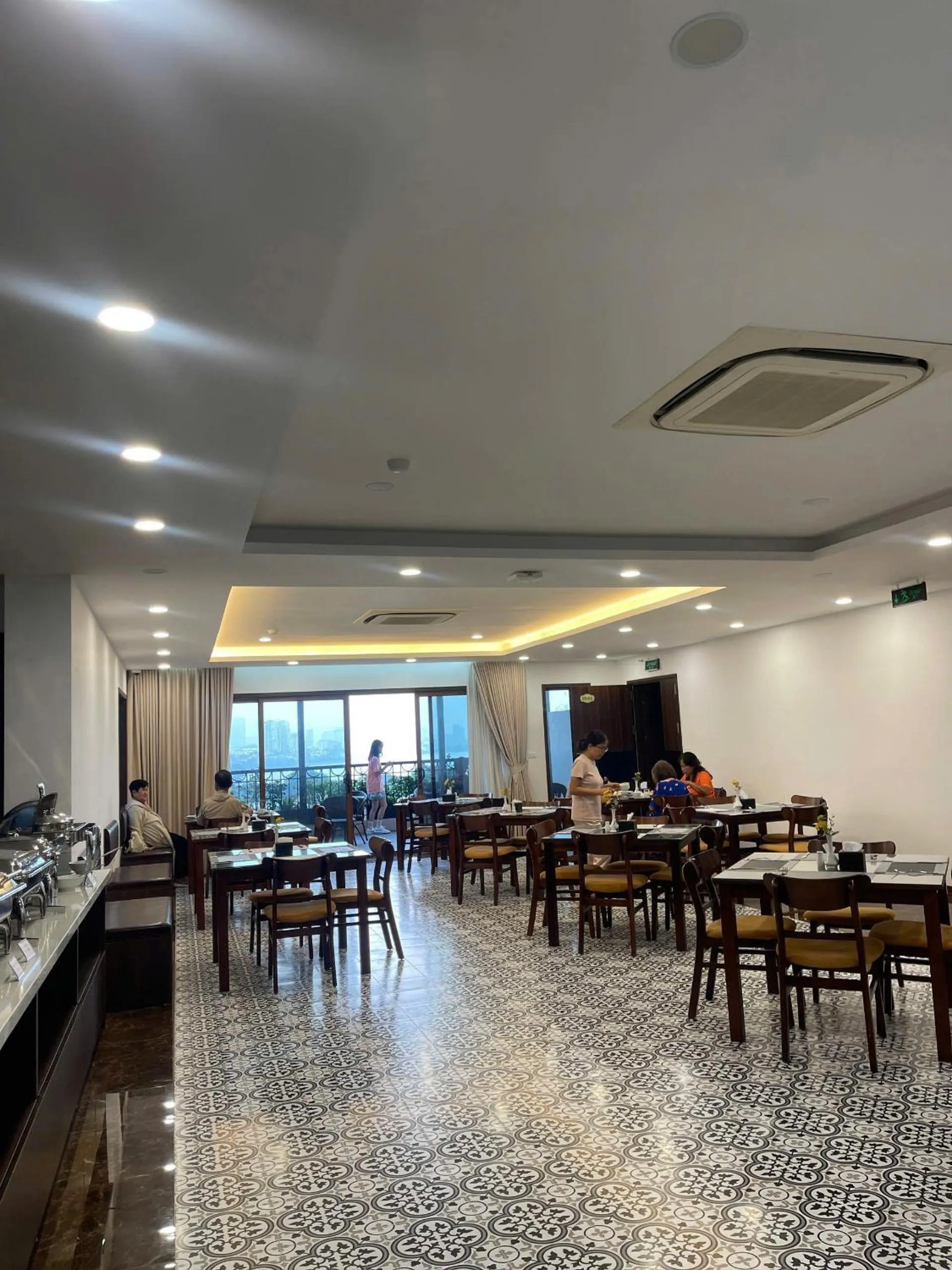 Restaurant/places to eat in Luxe Paradise Hotel Nguyen Khac Hieu