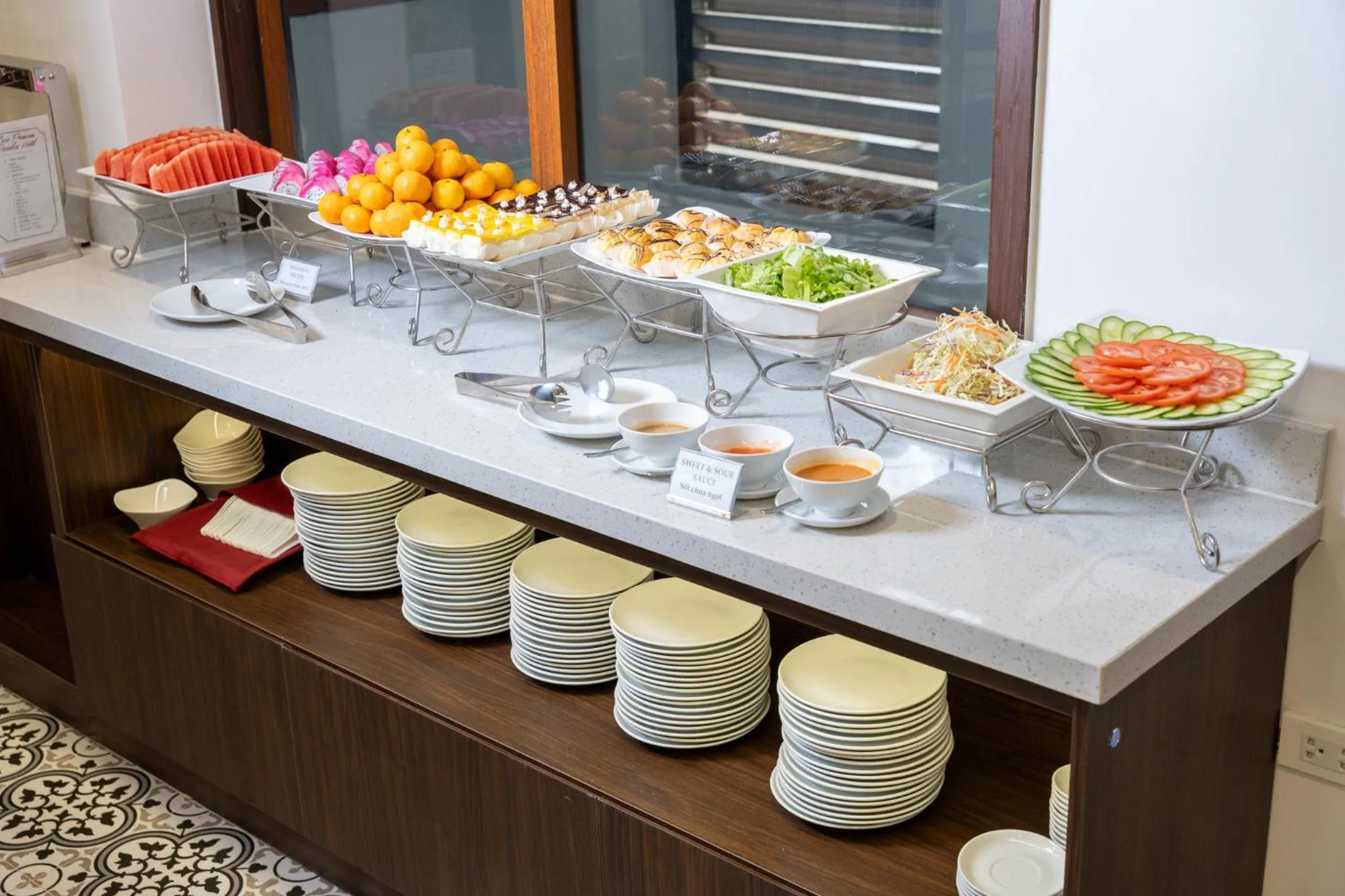 Breakfast in Luxe Paradise Hotel Nguyen Khac Hieu