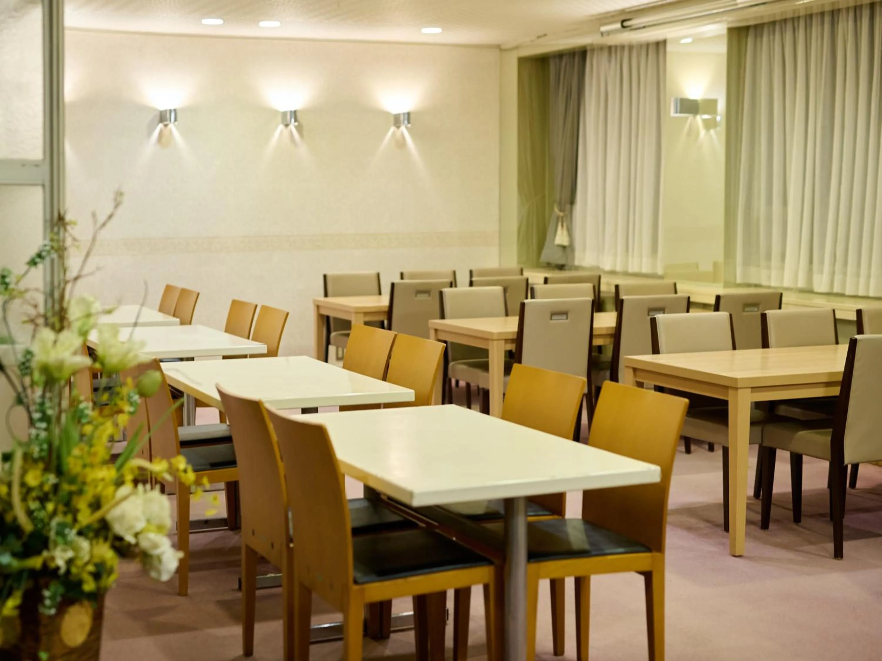 Restaurant/places to eat in Hotel Toko