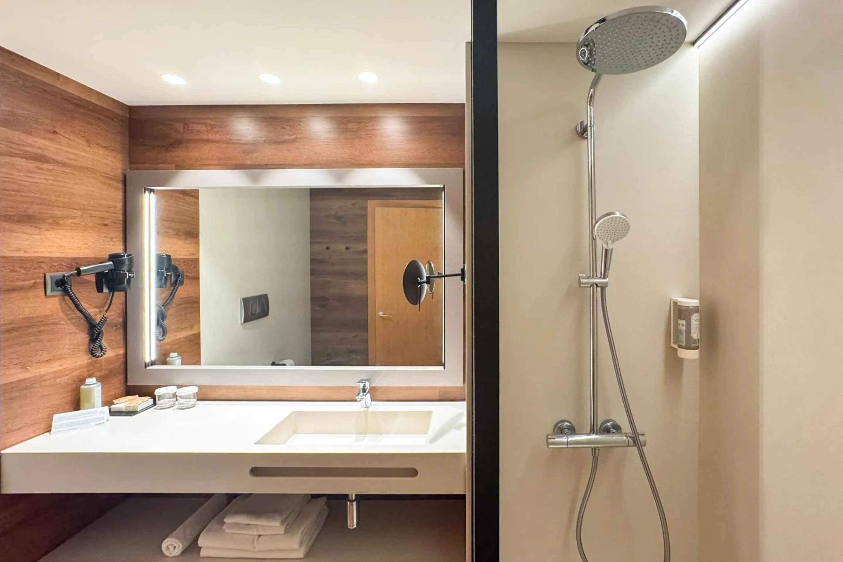 Shower in Golden Bahía de Tossa & Spa 4* Sup.