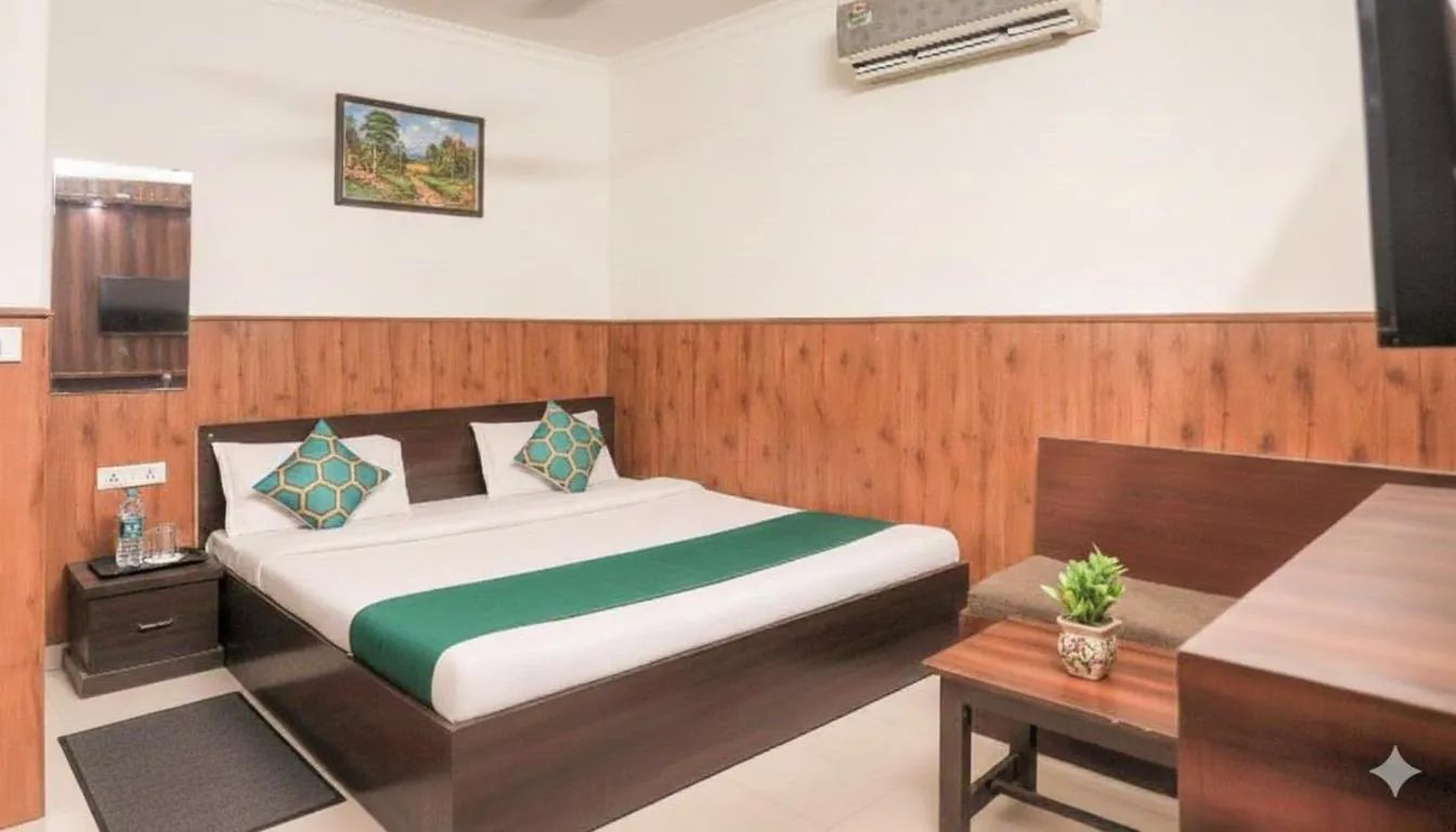 Bedroom, Bed in Shri Sai Guest House - Opp Azadpur Main Mandi I Couple Friendly I Metro Access