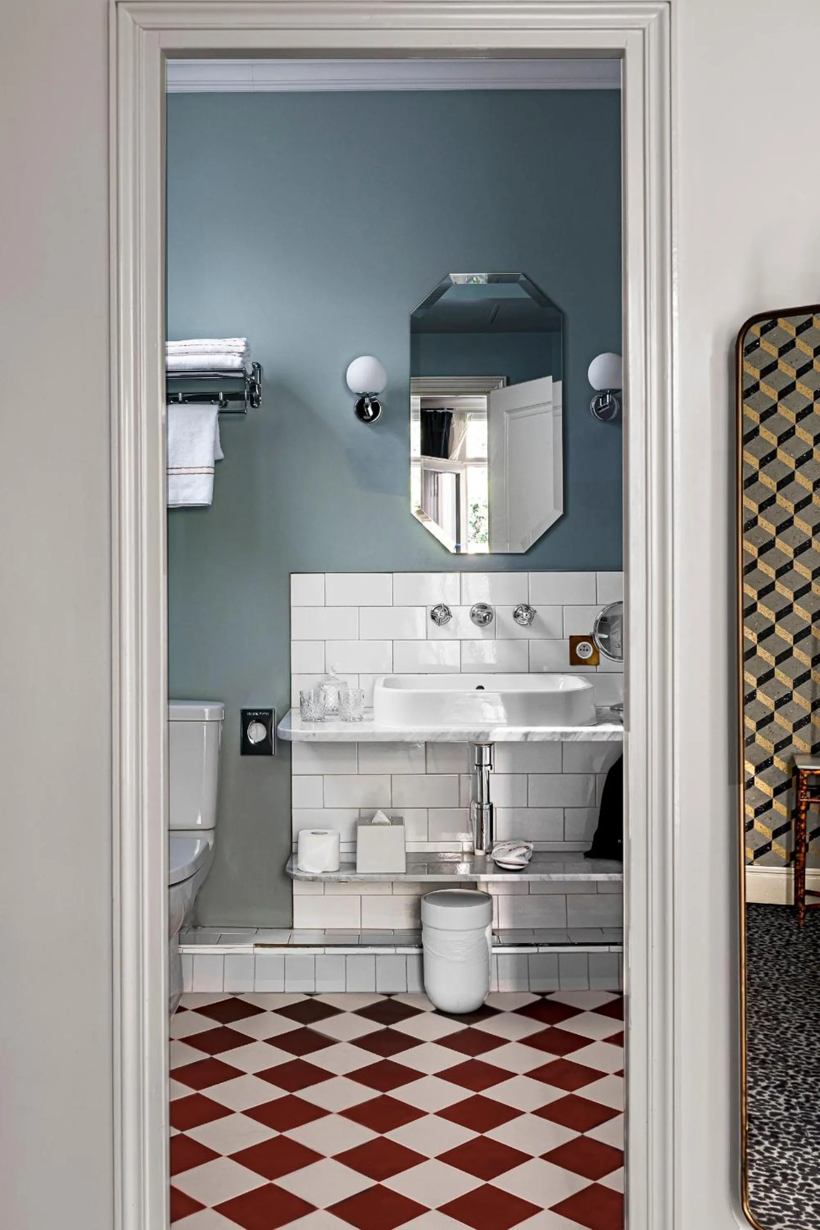 Shower in Grand Pigalle Experimental