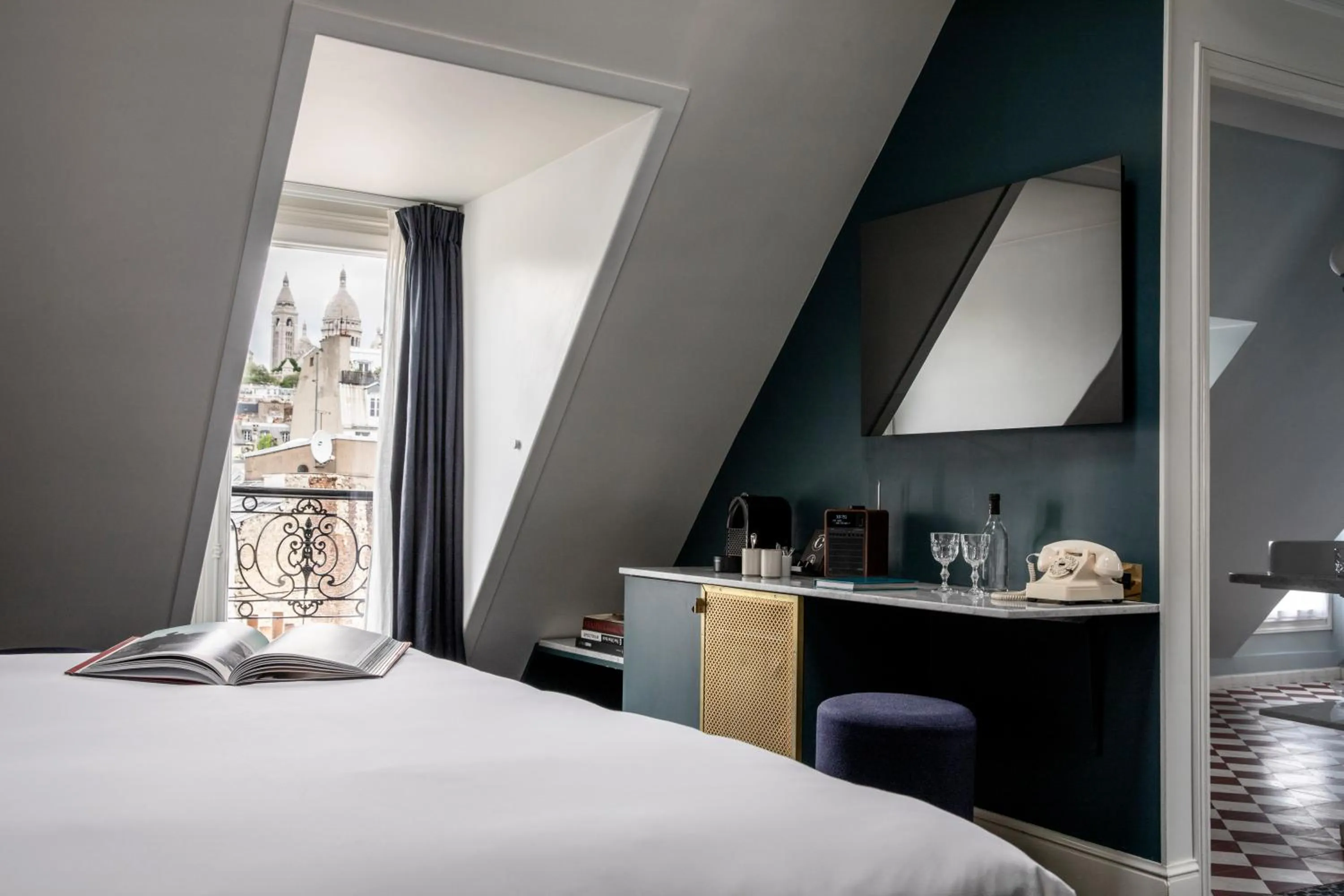 Photo of the whole room, Bed in Grand Pigalle Experimental