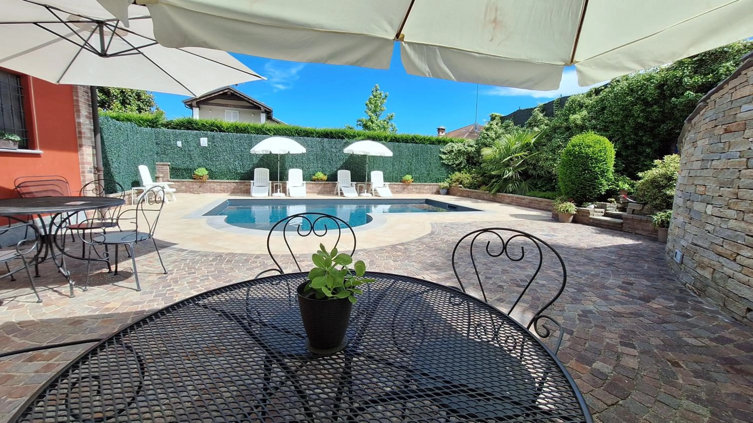 Swimming pool in Villa Laura B&B