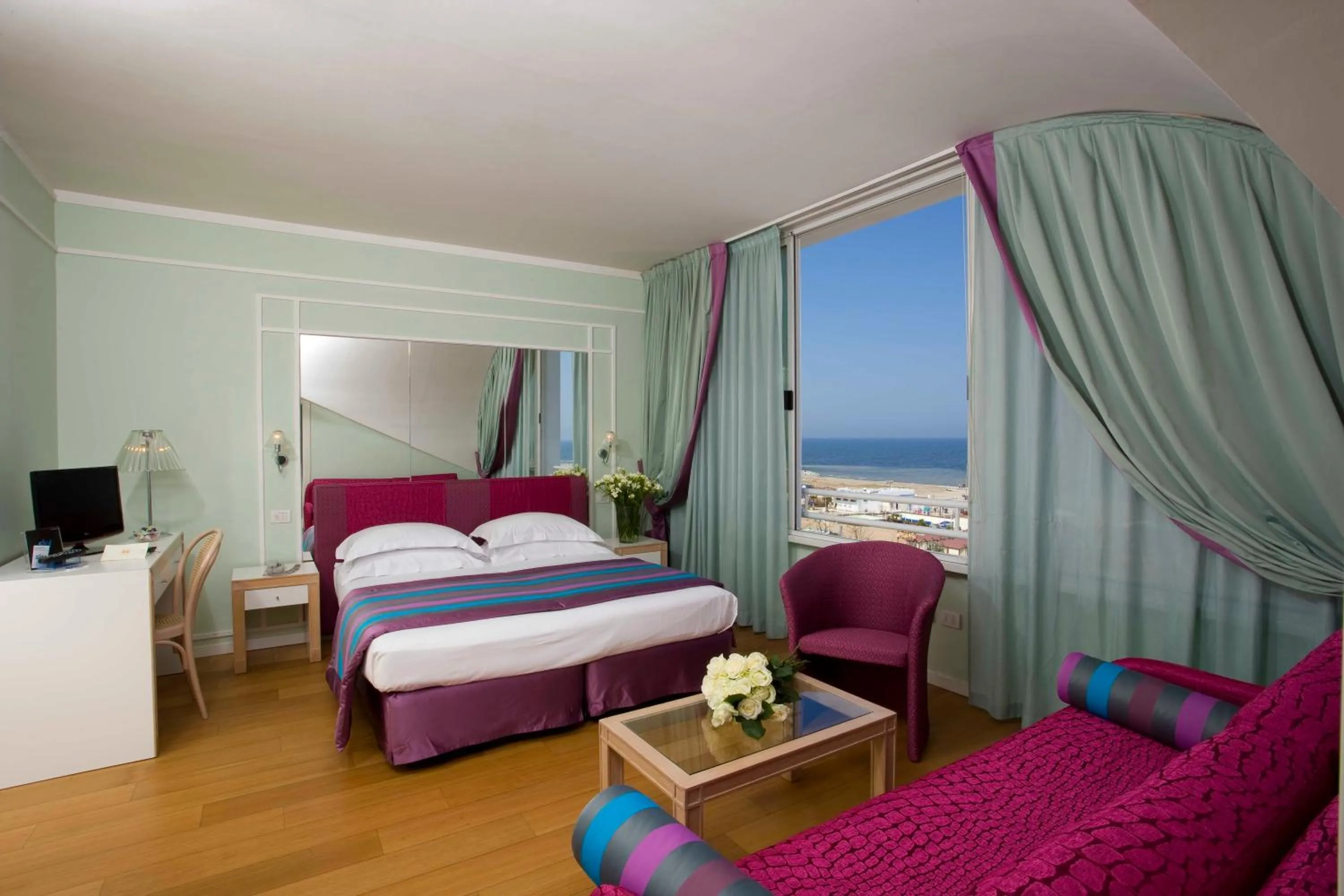 View (from property/room), Bed in Hotel Roma