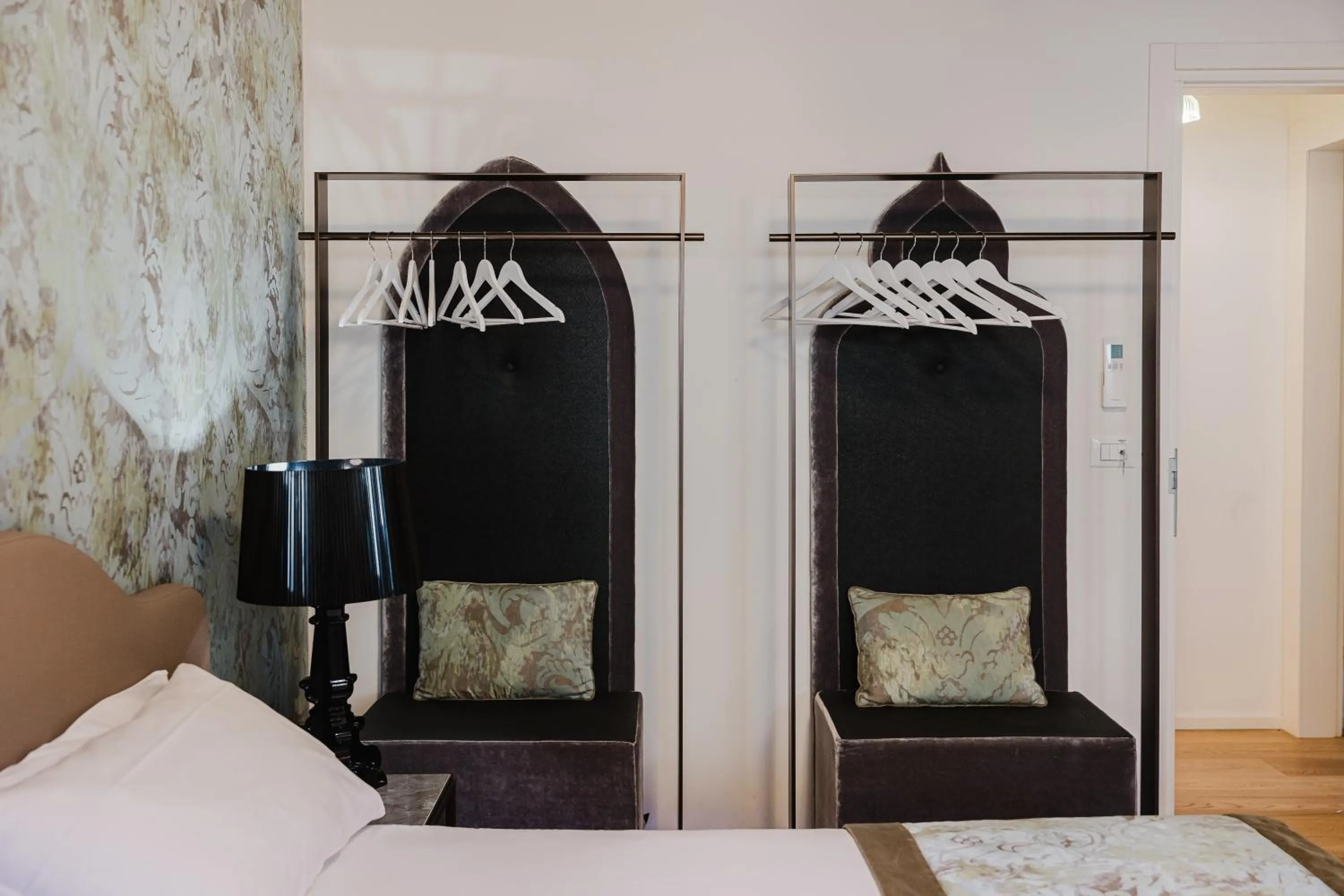 wardrobe, Bed in Dimora Capuleti