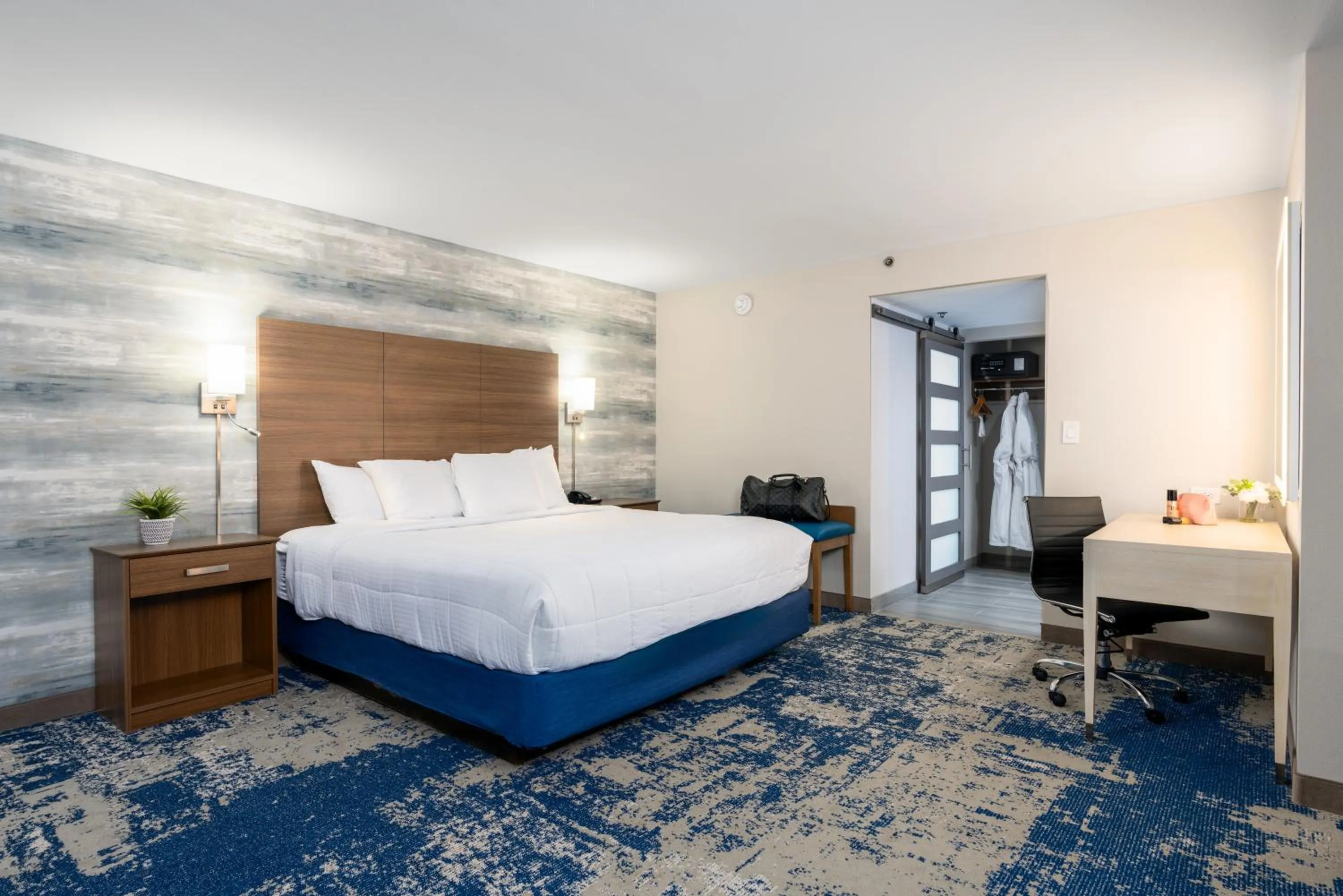 Bed in MCM Elegante Hotel