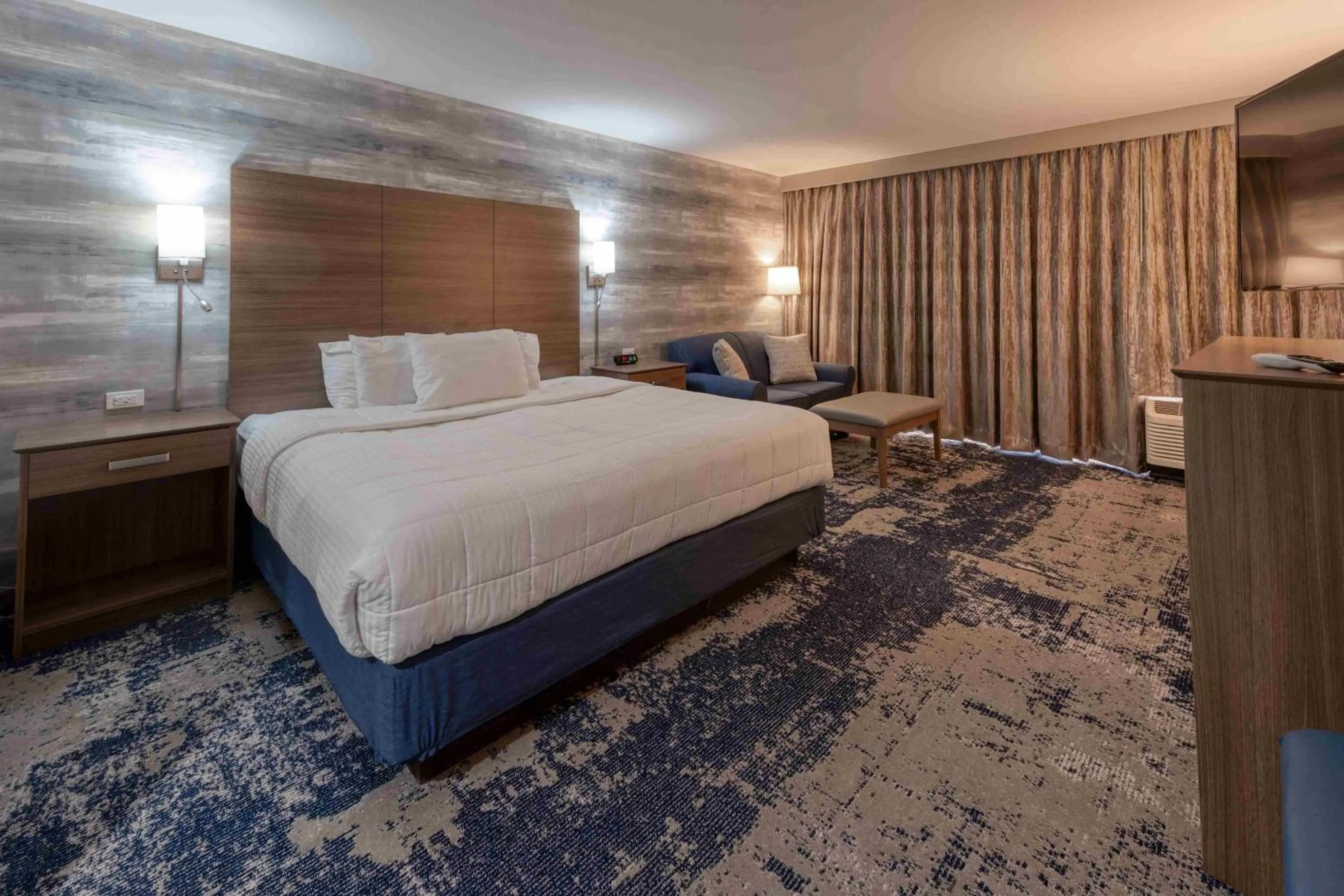 Photo of the whole room, Bed in MCM Elegante Hotel