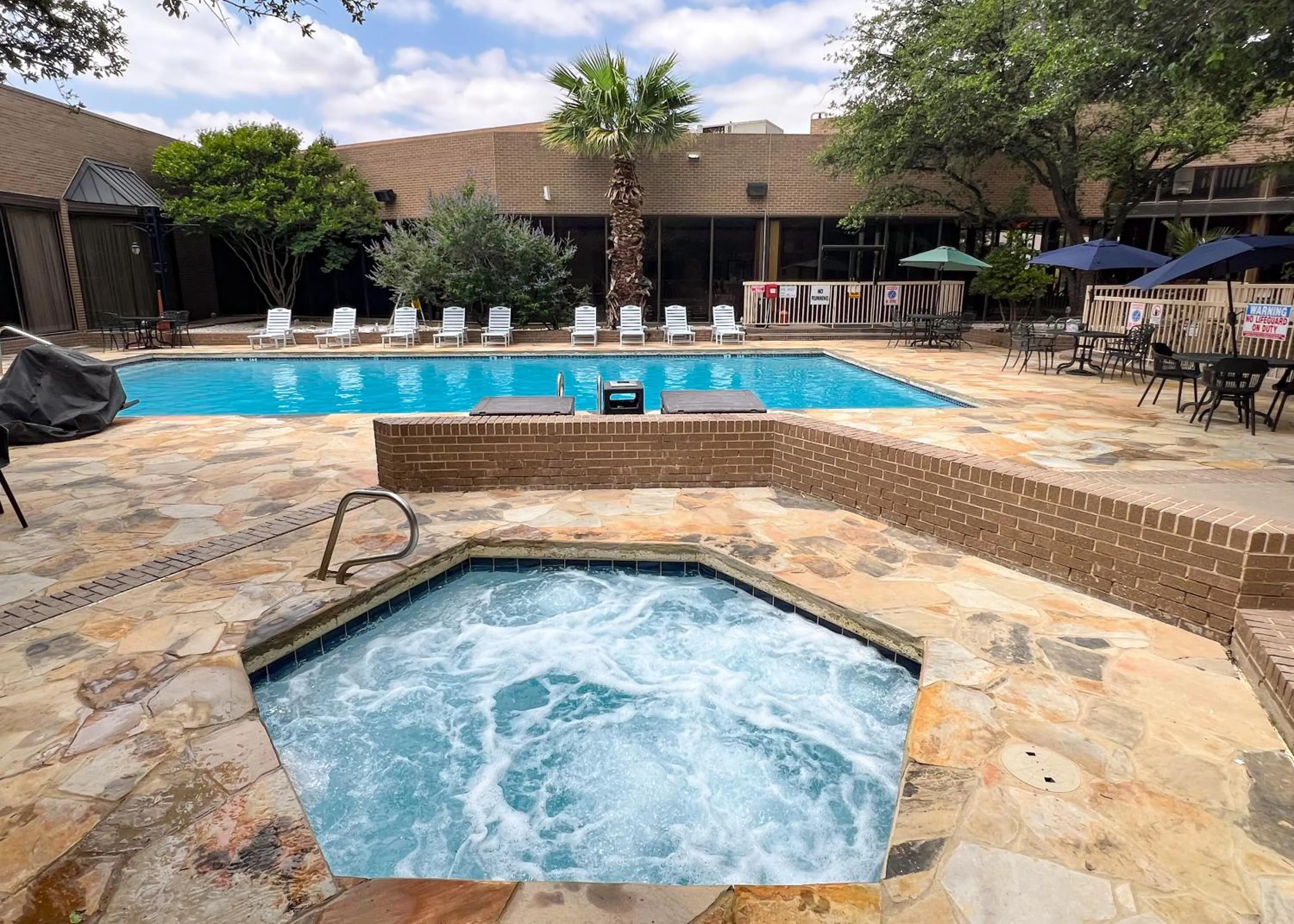 Swimming pool in MCM Elegante Hotel