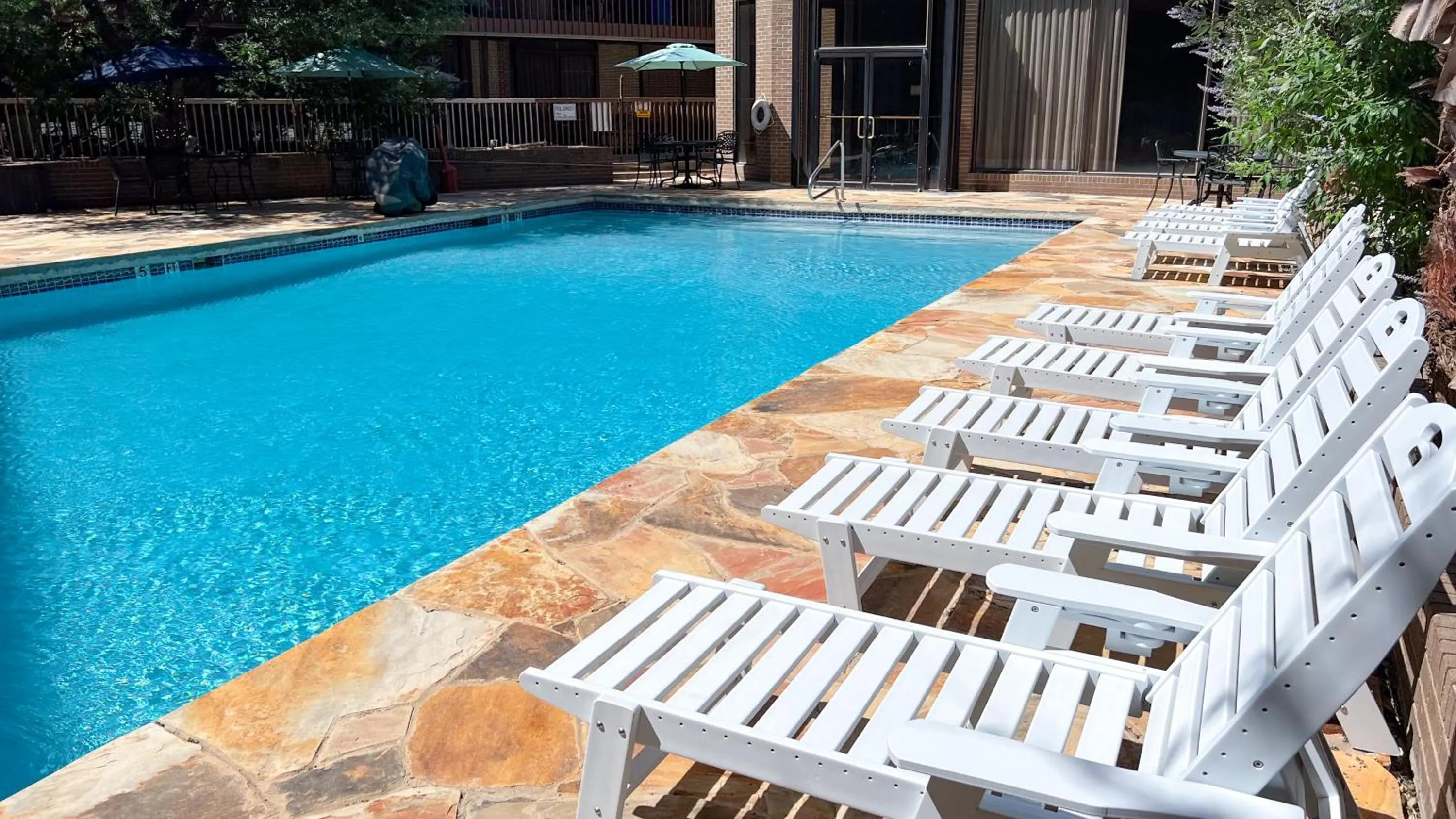 Swimming pool in MCM Elegante Hotel