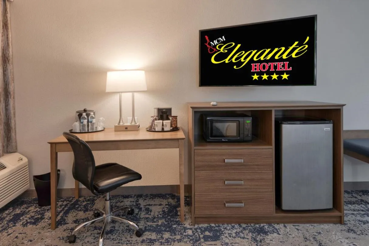 TV and multimedia in MCM Elegante Hotel