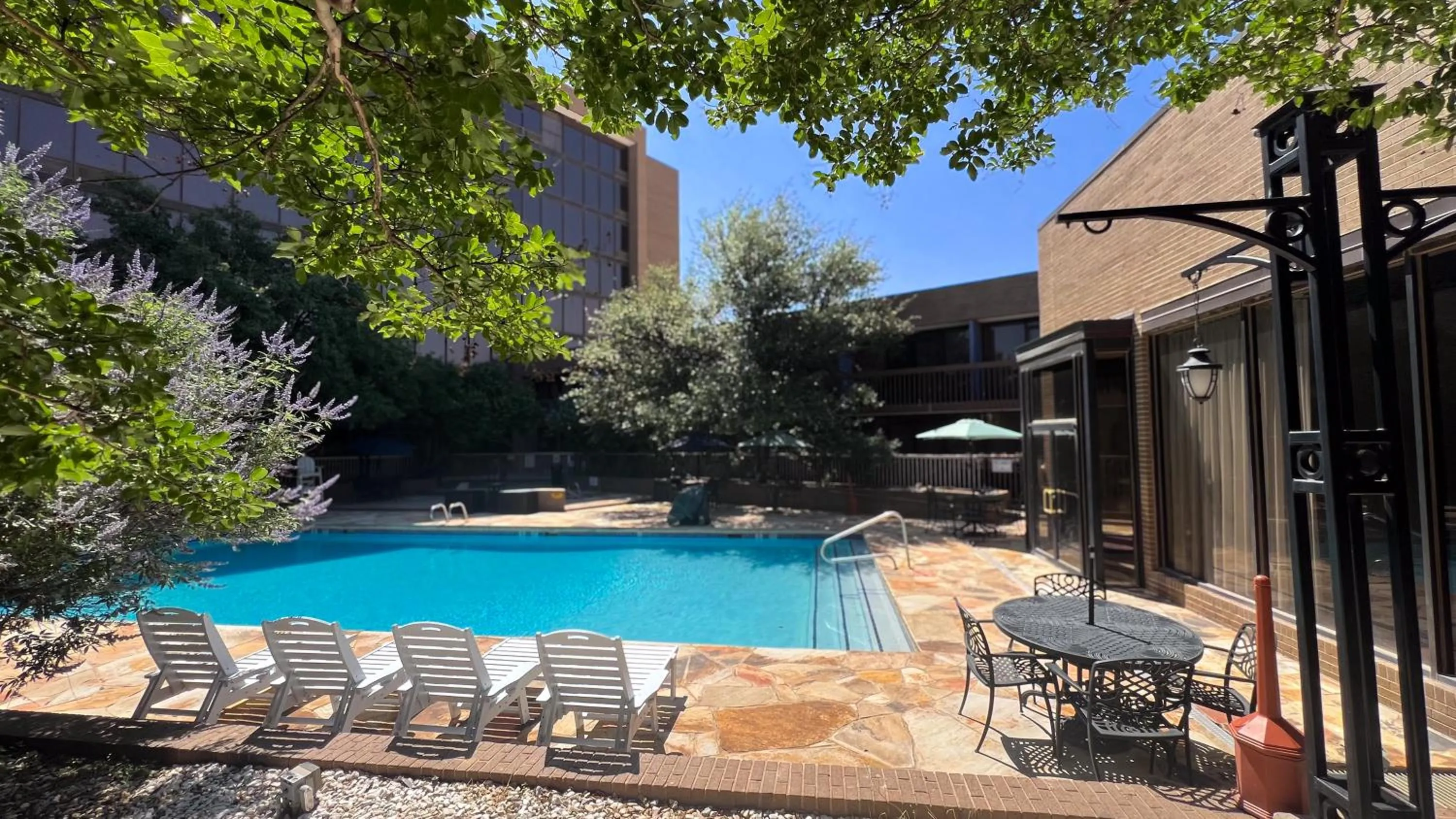 Swimming pool in MCM Elegante Hotel