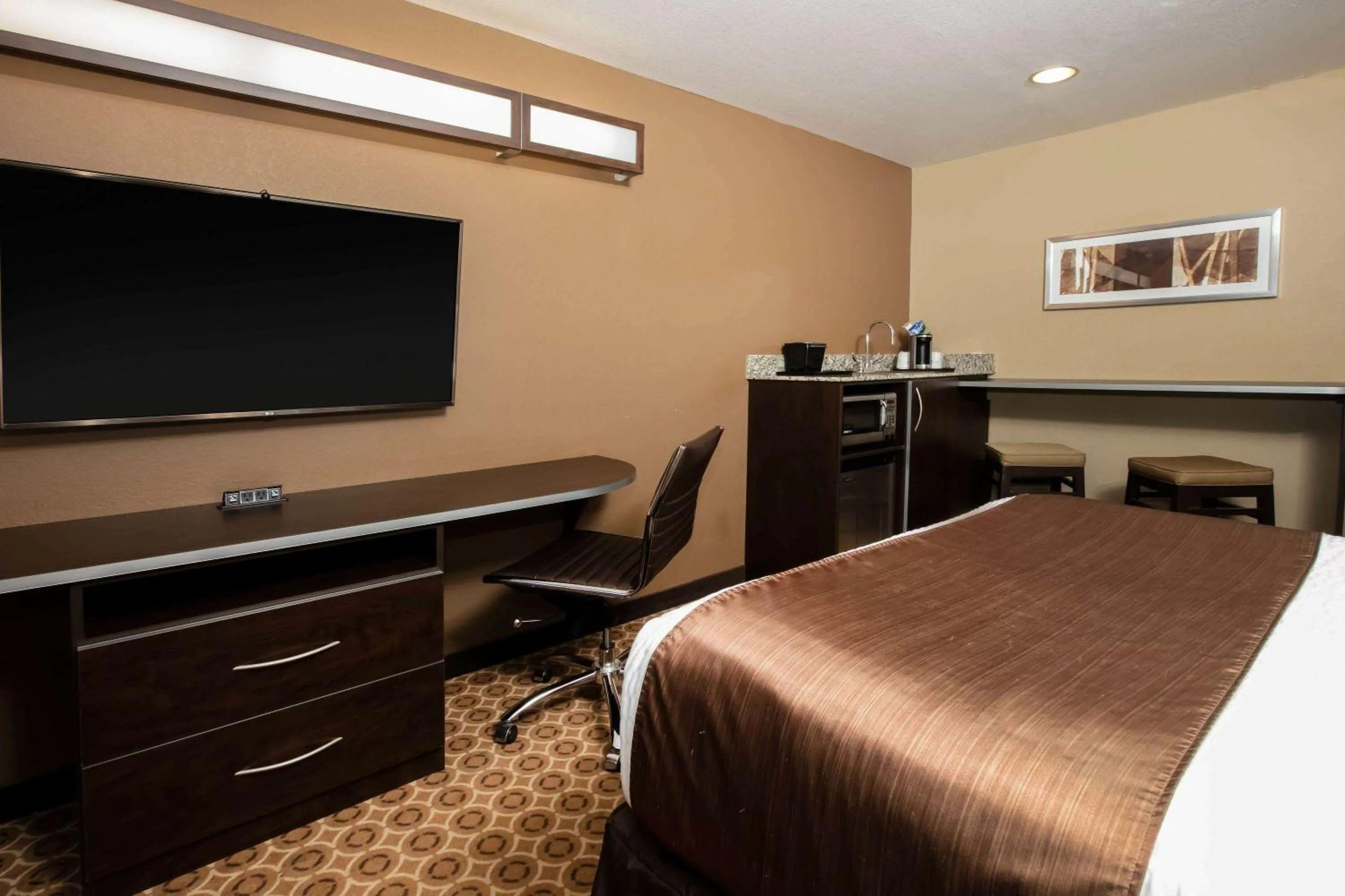 Photo of the whole room, Bed in Microtel Inn and Suites Pecos