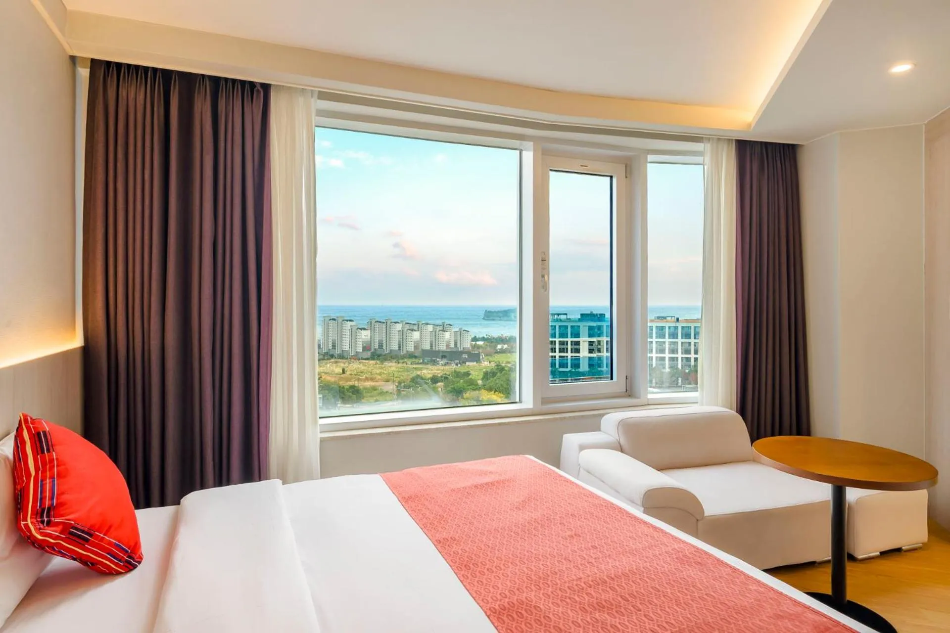 Bed in Shin Shin Hotel Jeju Worldcup