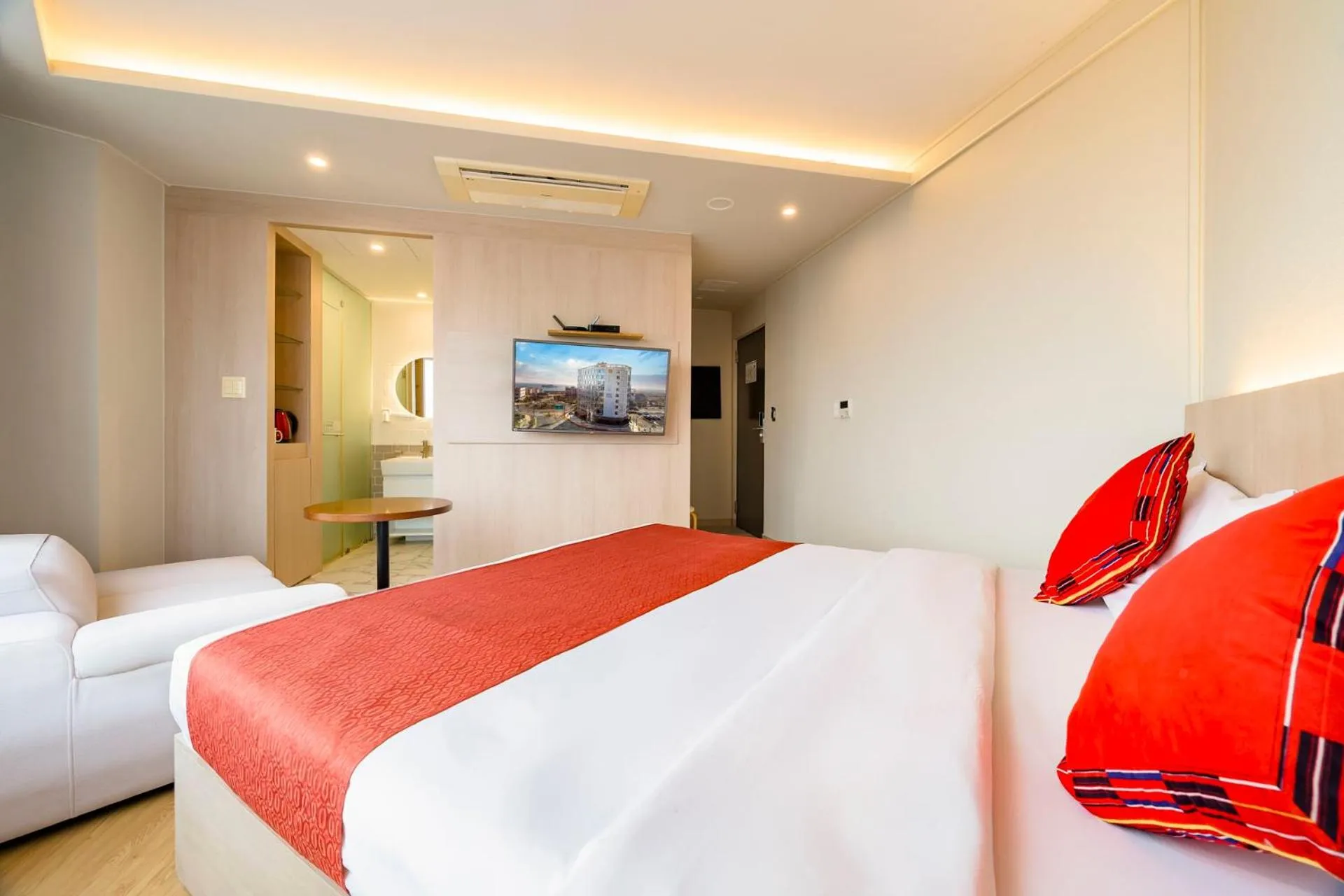 Bed in Shin Shin Hotel Jeju Worldcup