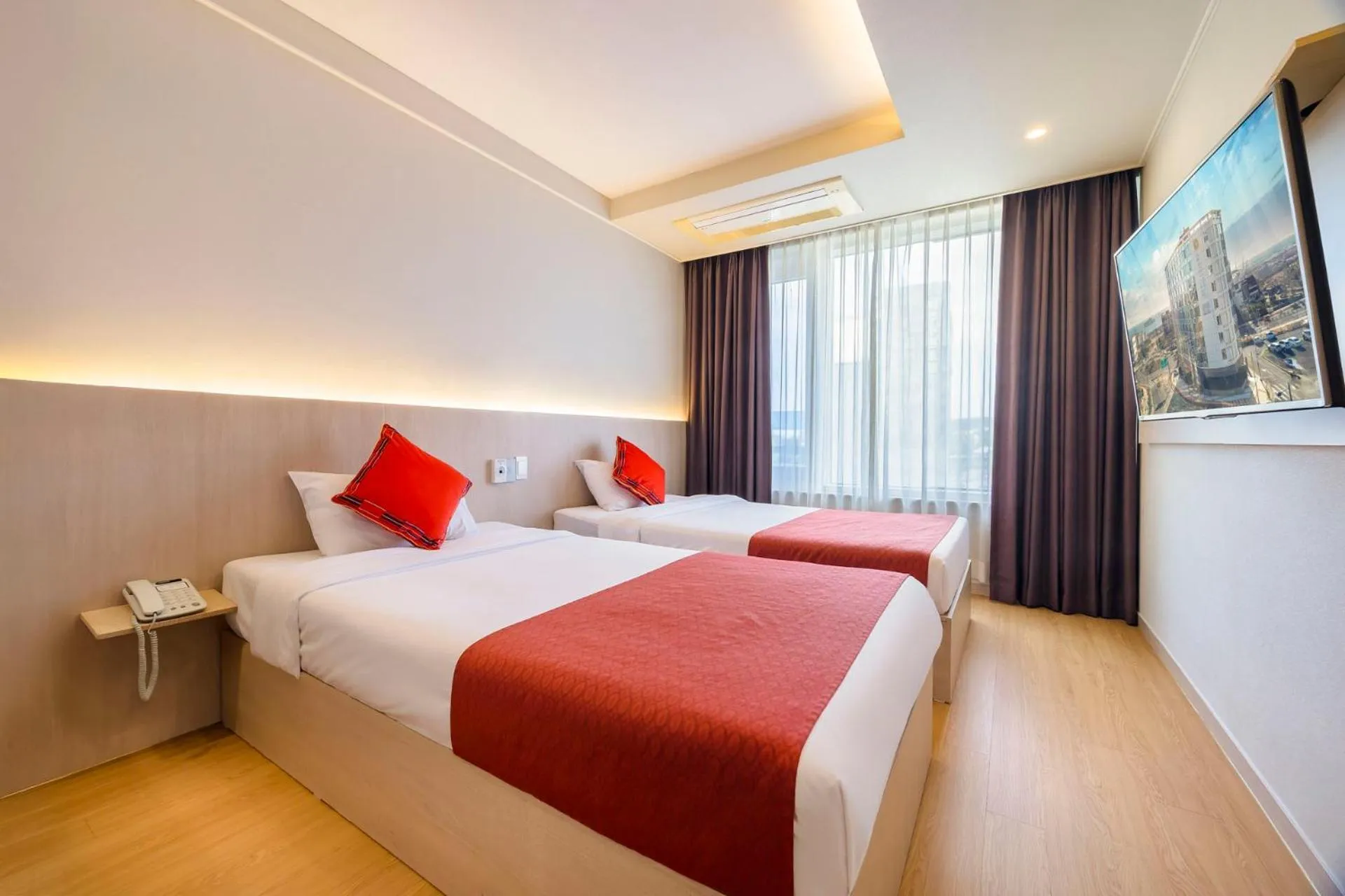 Bed in Shin Shin Hotel Jeju Worldcup