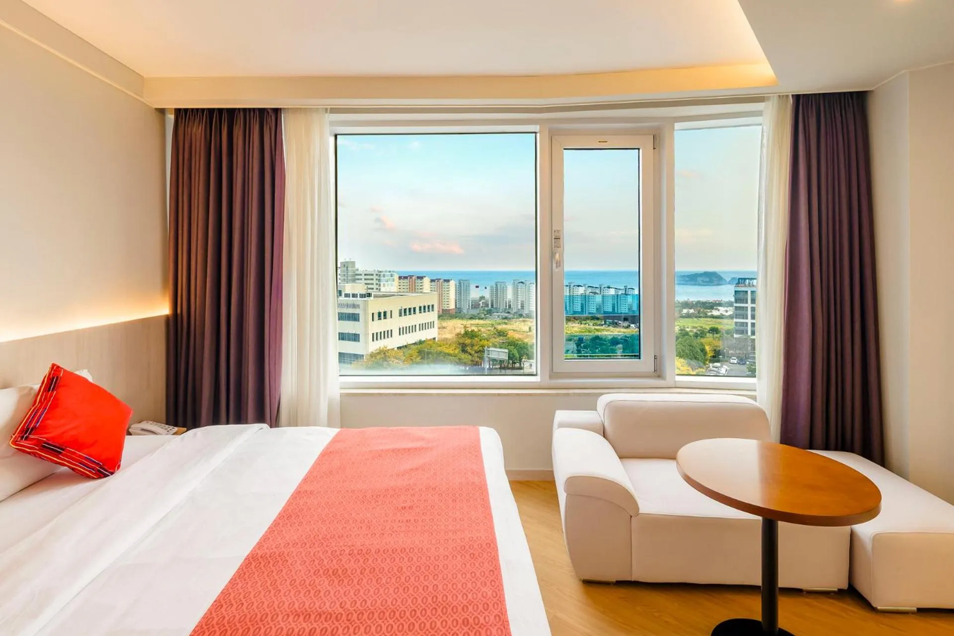 Bed in Shin Shin Hotel Jeju Worldcup