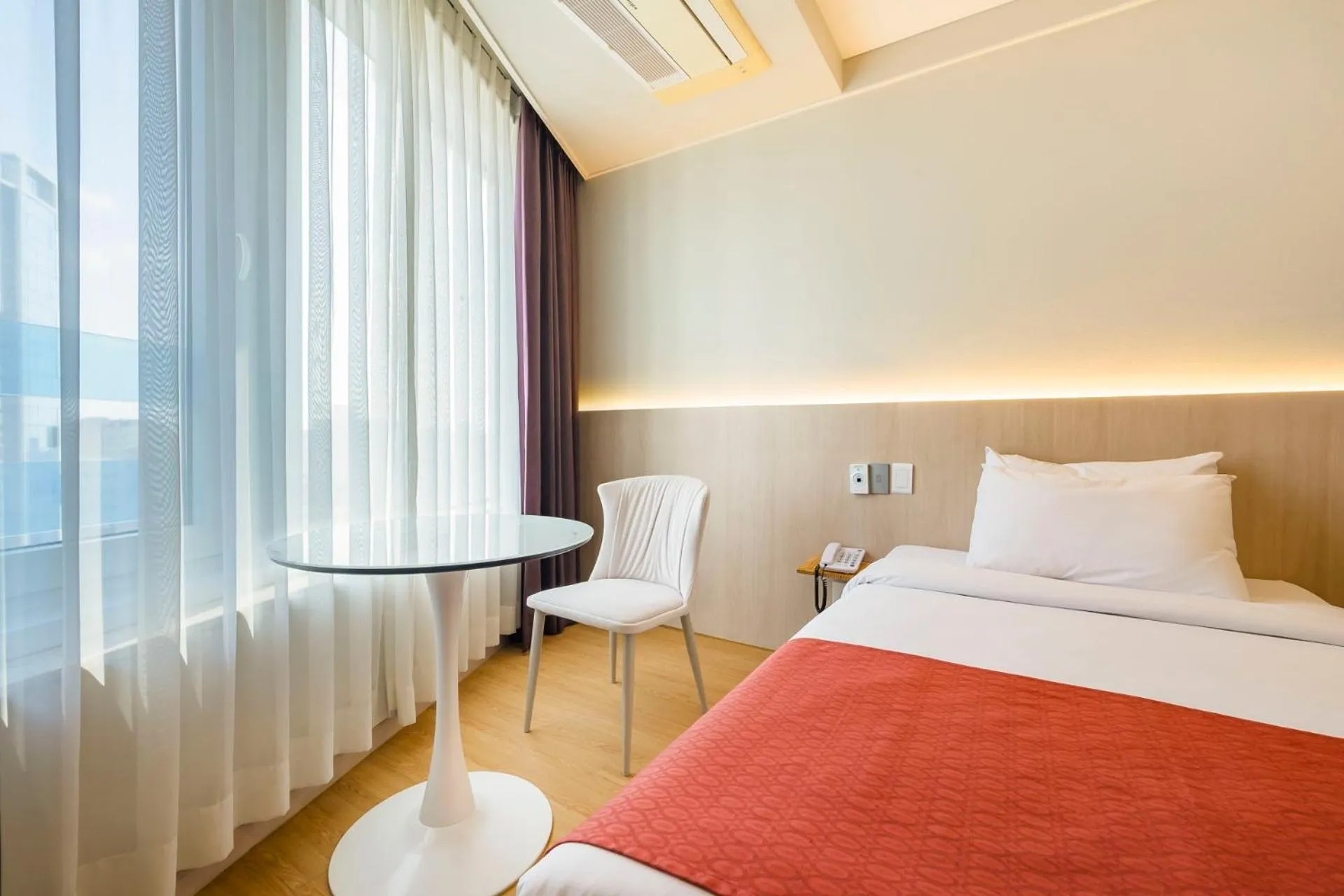 Bed in Shin Shin Hotel Jeju Worldcup