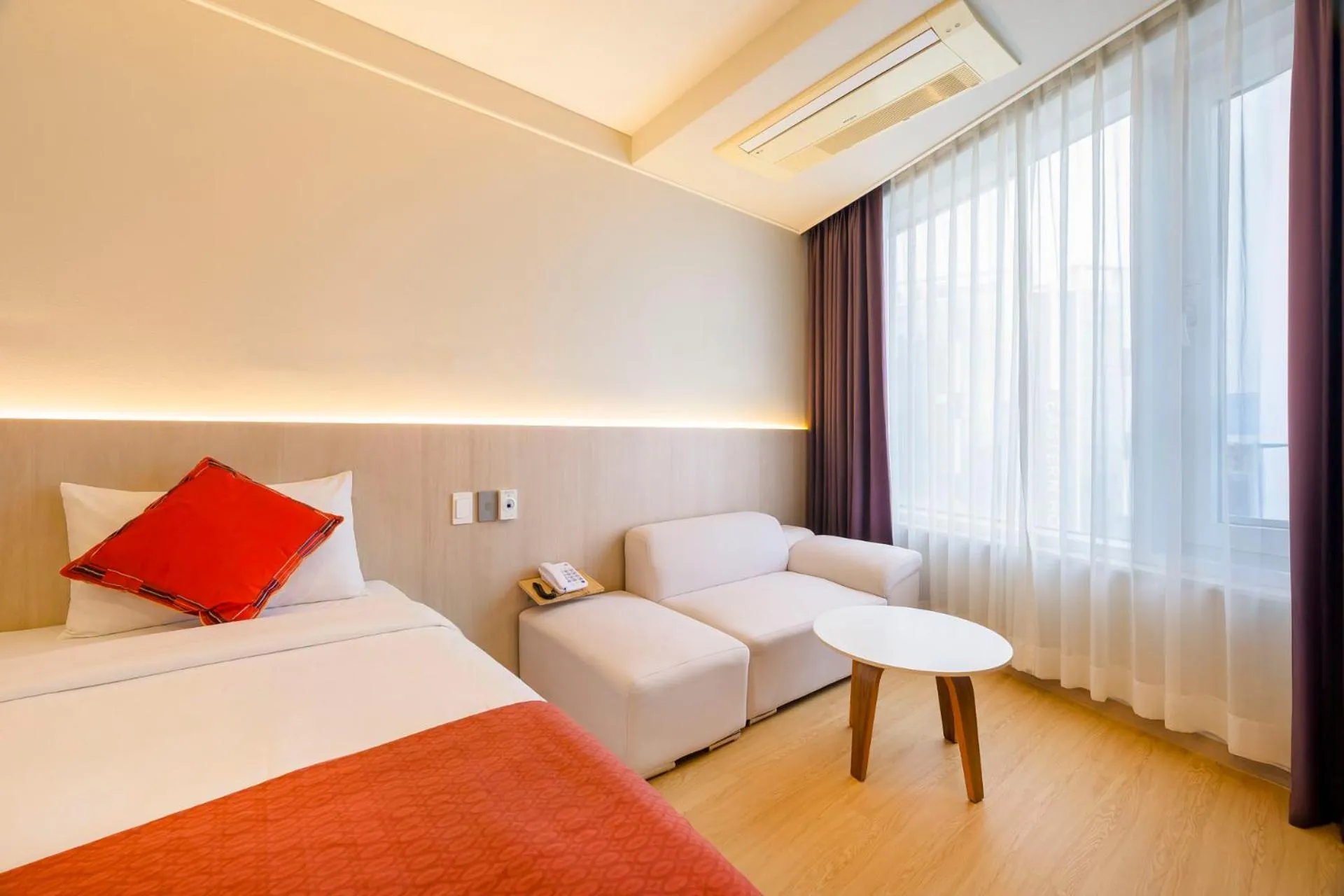 Bed in Shin Shin Hotel Jeju Worldcup