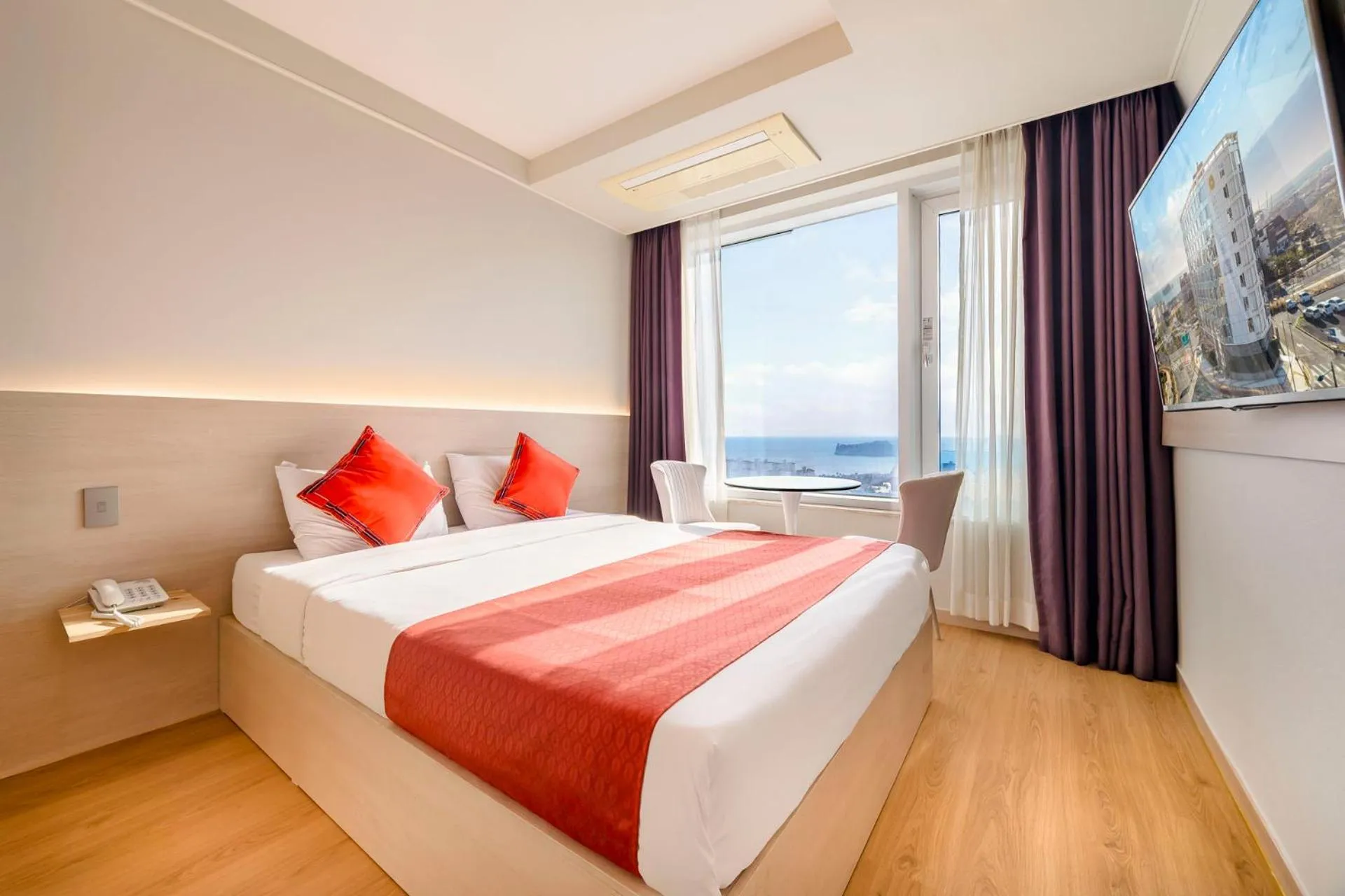 Bed in Shin Shin Hotel Jeju Worldcup