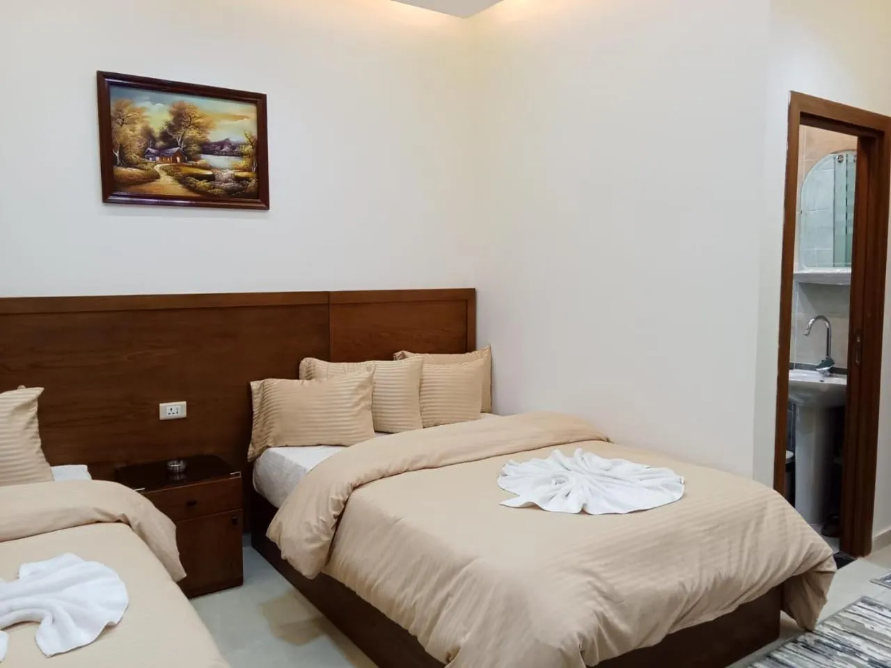 Photo of the whole room, Bed in New Panorama Inn