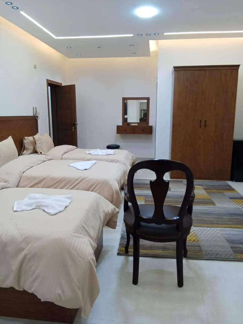 Photo of the whole room, Bed in New Panorama Inn