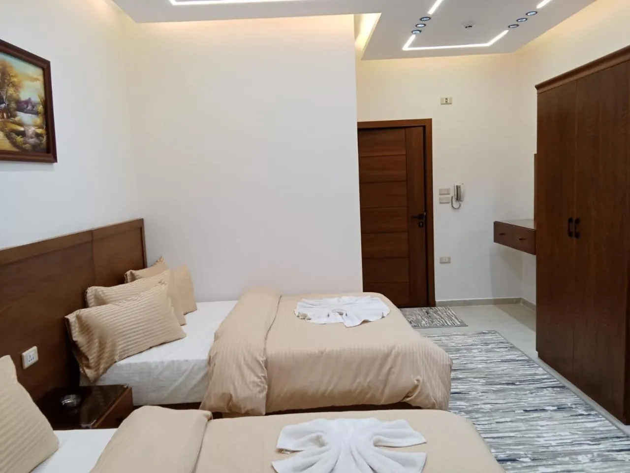 Photo of the whole room, Bed in New Panorama Inn