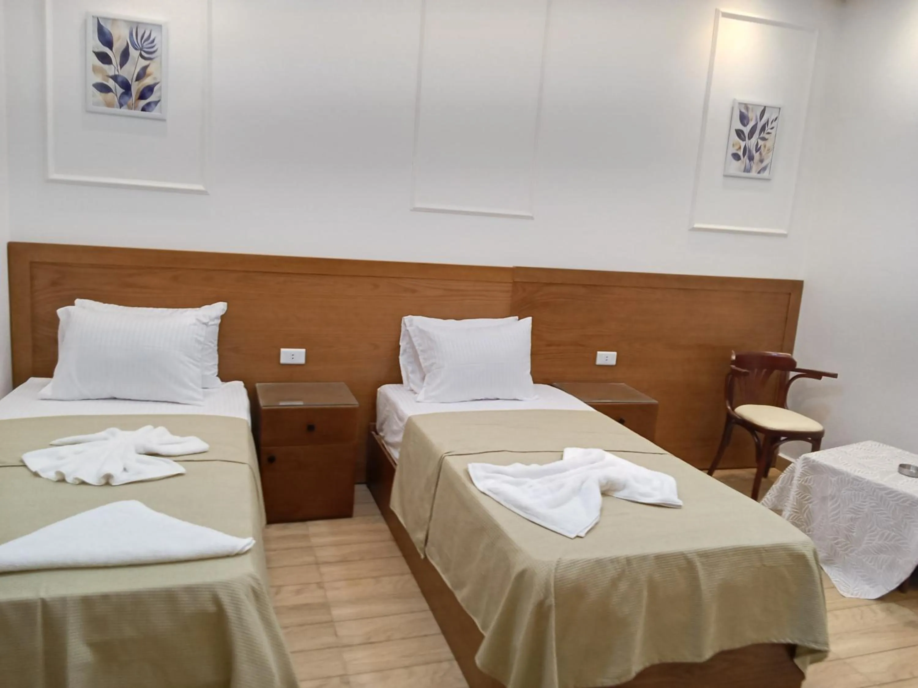 Photo of the whole room, Bed in New Panorama Inn