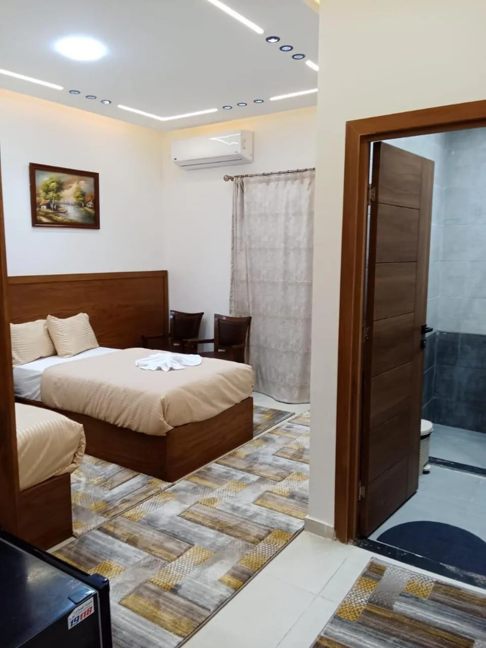 Photo of the whole room, Bed in New Panorama Inn