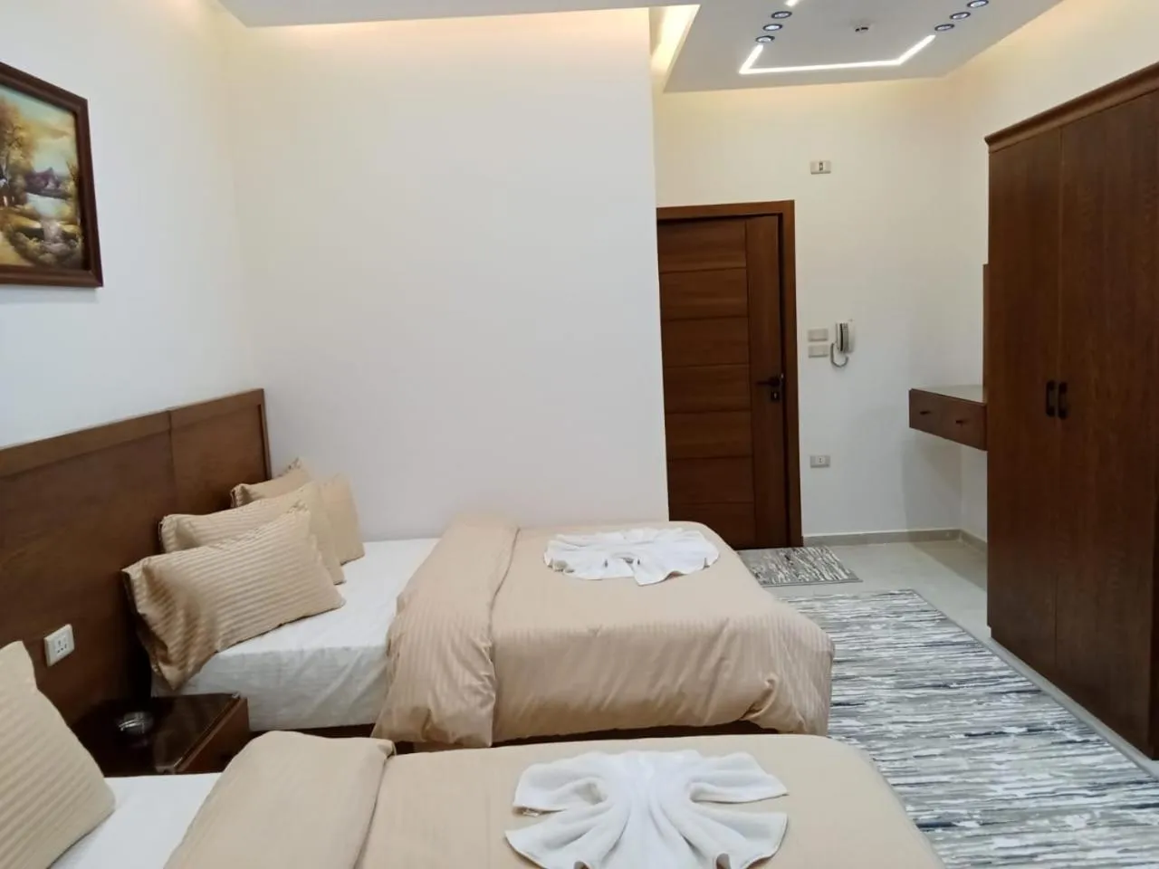 Photo of the whole room, Bed in New Panorama Inn