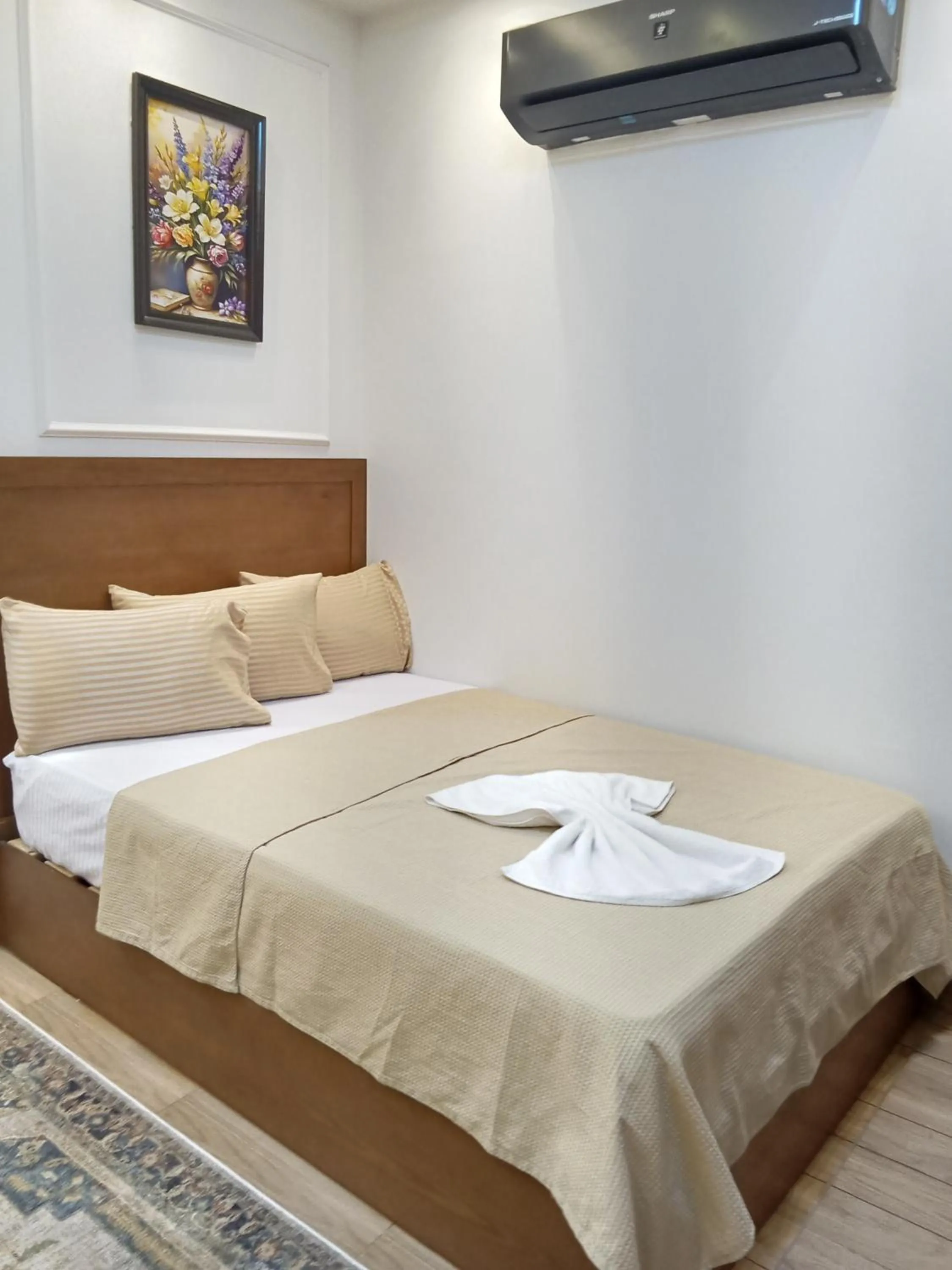 Photo of the whole room, Bed in New Panorama Inn