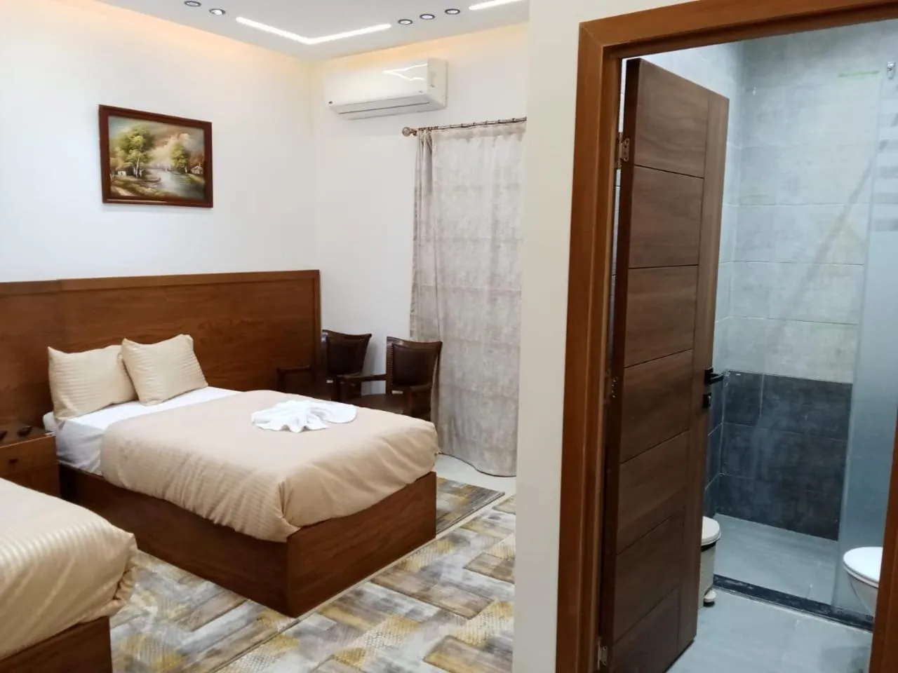 Photo of the whole room, Bed in New Panorama Inn