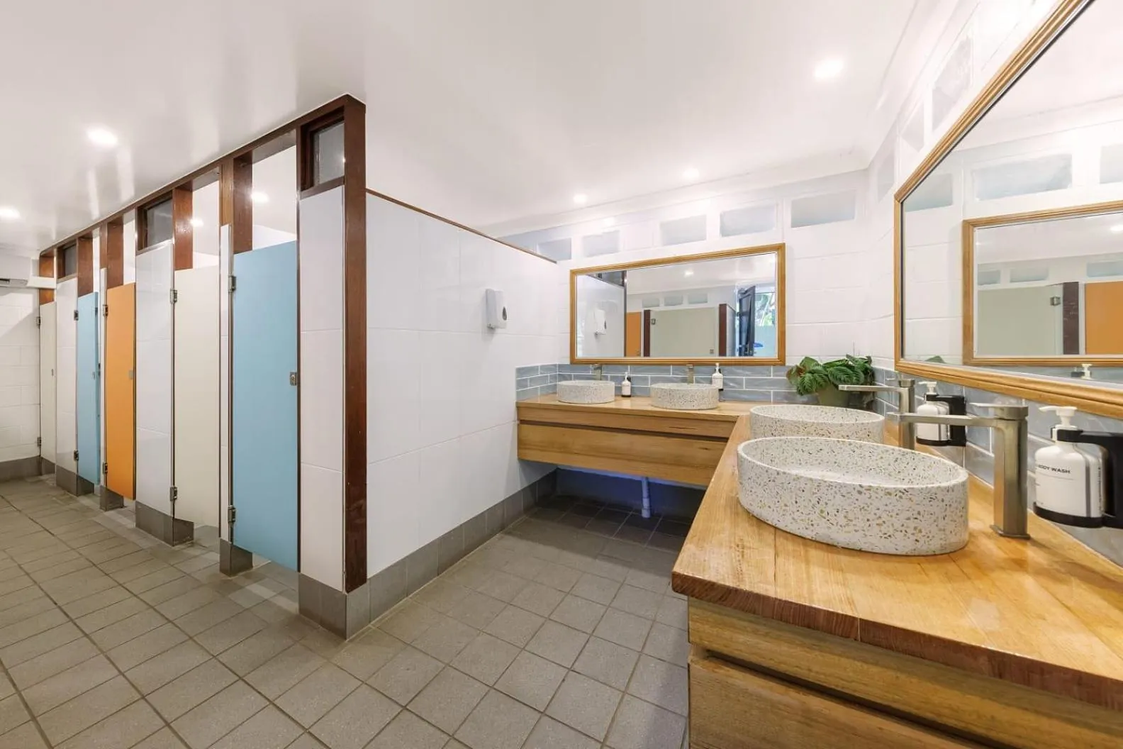 Bathroom in Bounce Magnetic Island and Koala Park