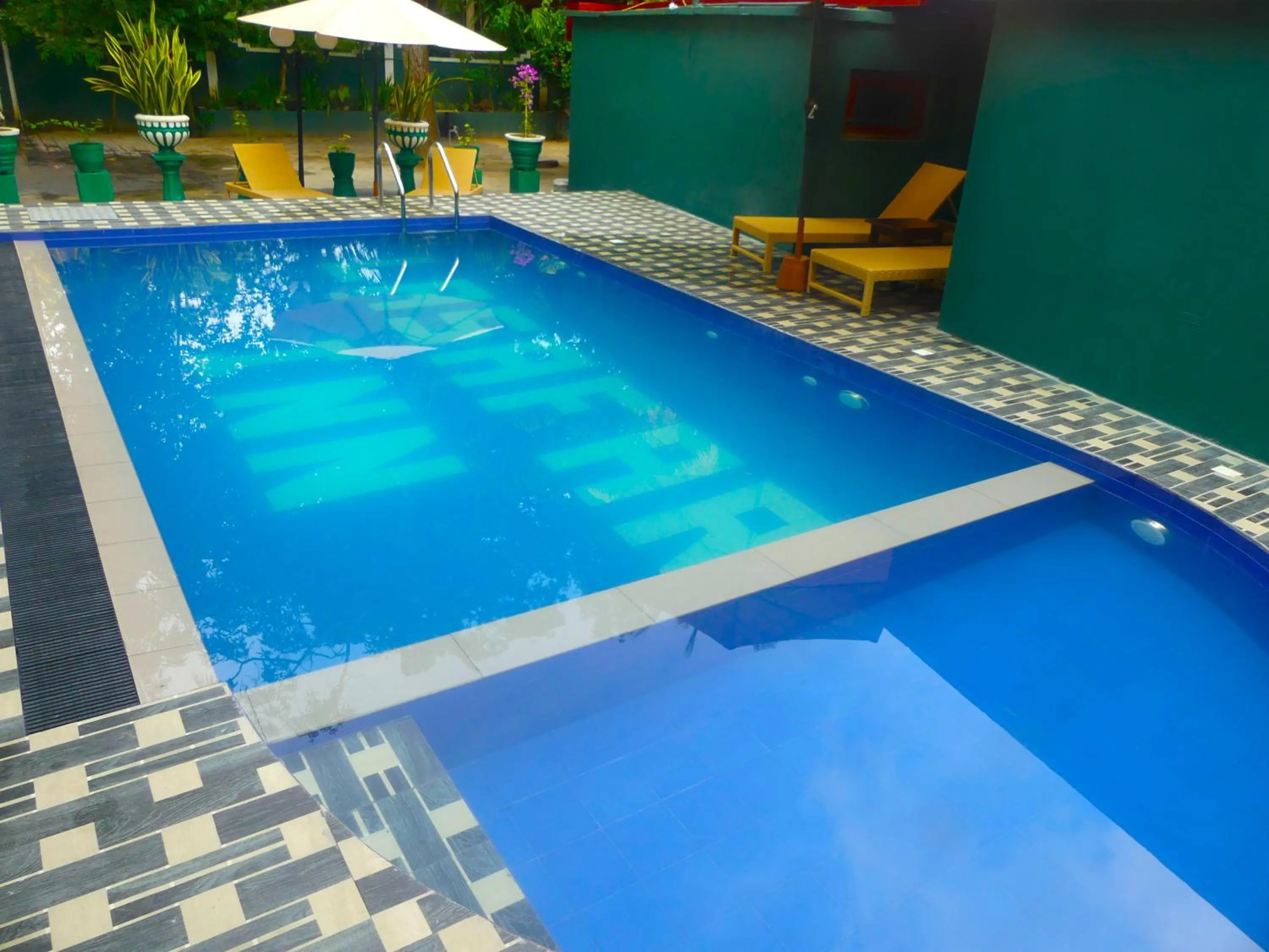 Pool view in La Safari Inn Tissamaharama