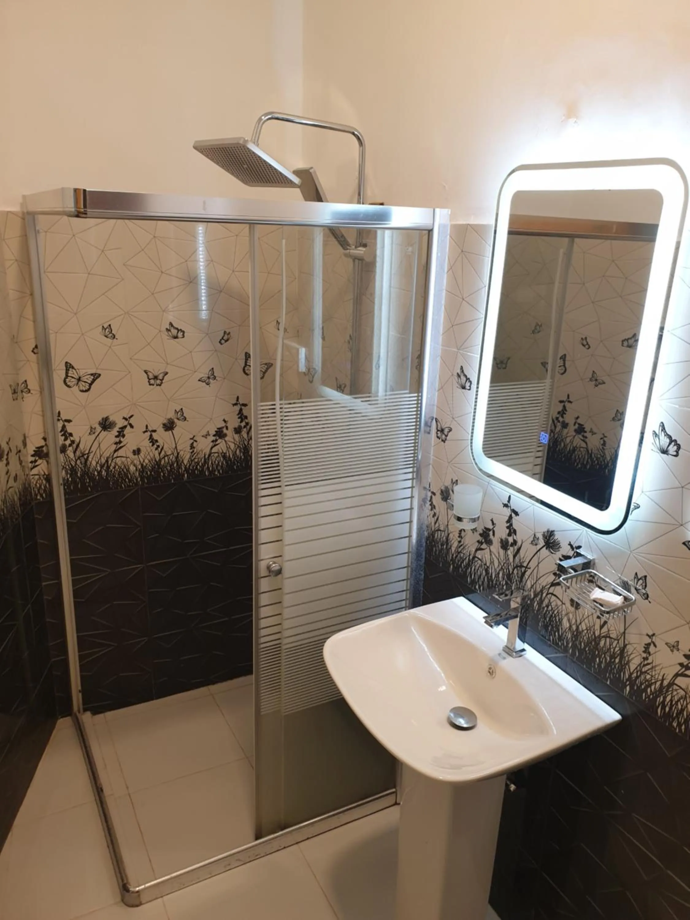 Bathroom in La Safari Inn Tissamaharama