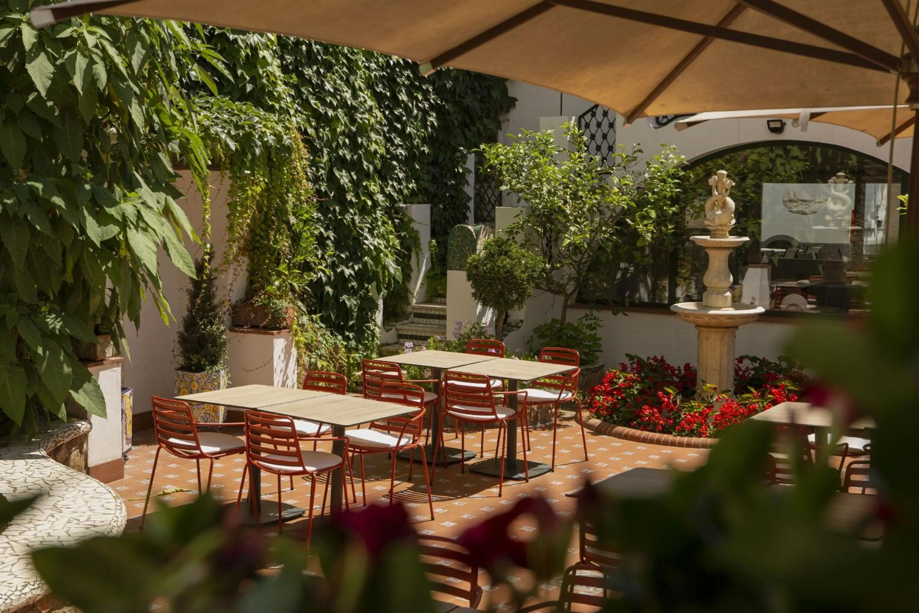 Restaurant/places to eat in Hotel Diana