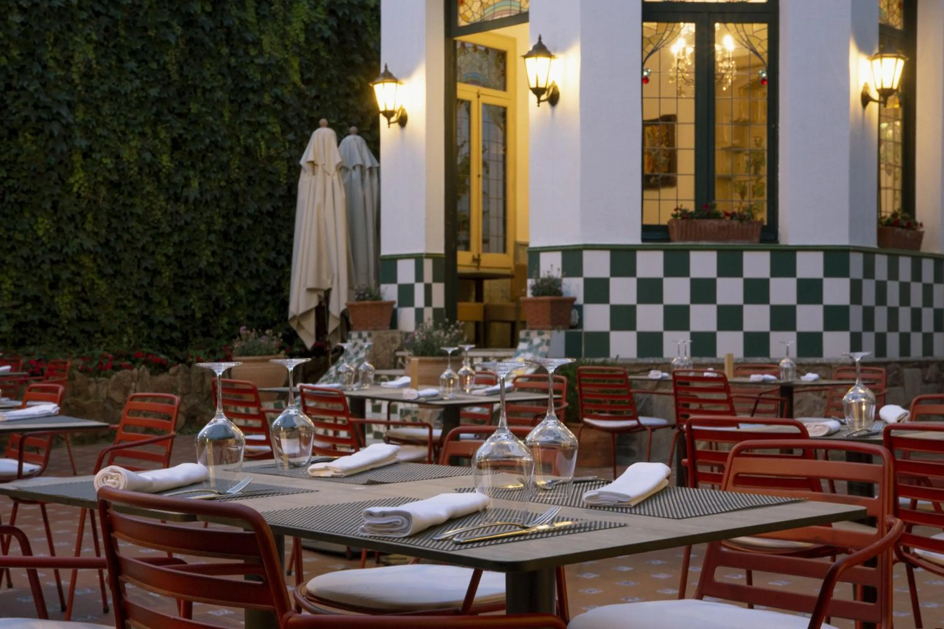 Restaurant/places to eat in Hotel Diana