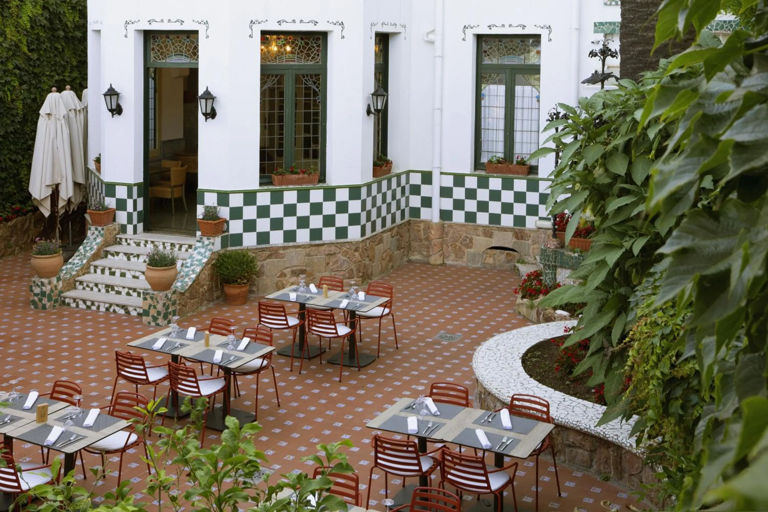 Restaurant/places to eat in Hotel Diana