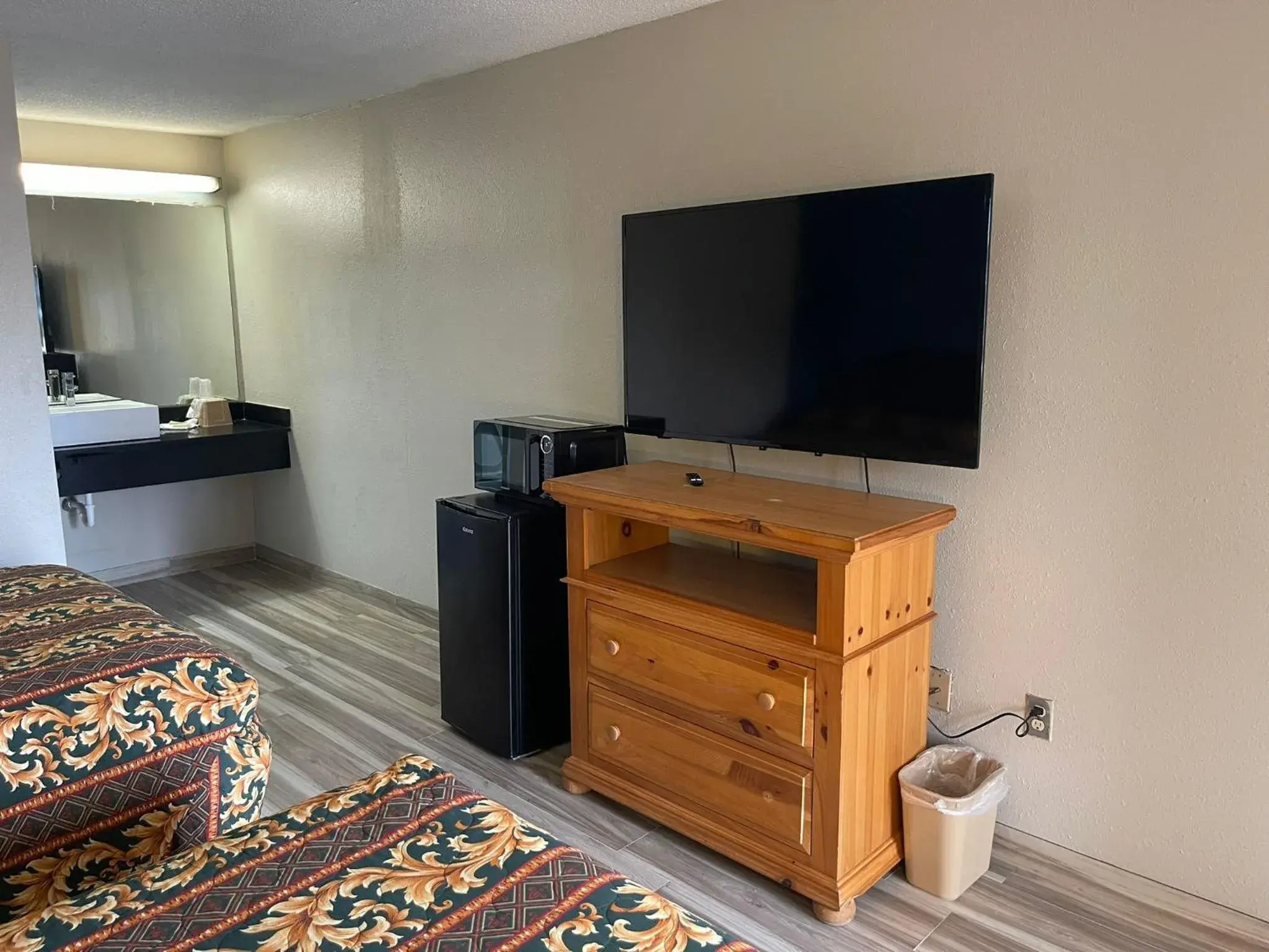 Standard Double Room - Non-Smoking in Brookwood Inn - Extended Stay Standard Double Room - Non-Smoking in Brookwood Inn - Extended Stay