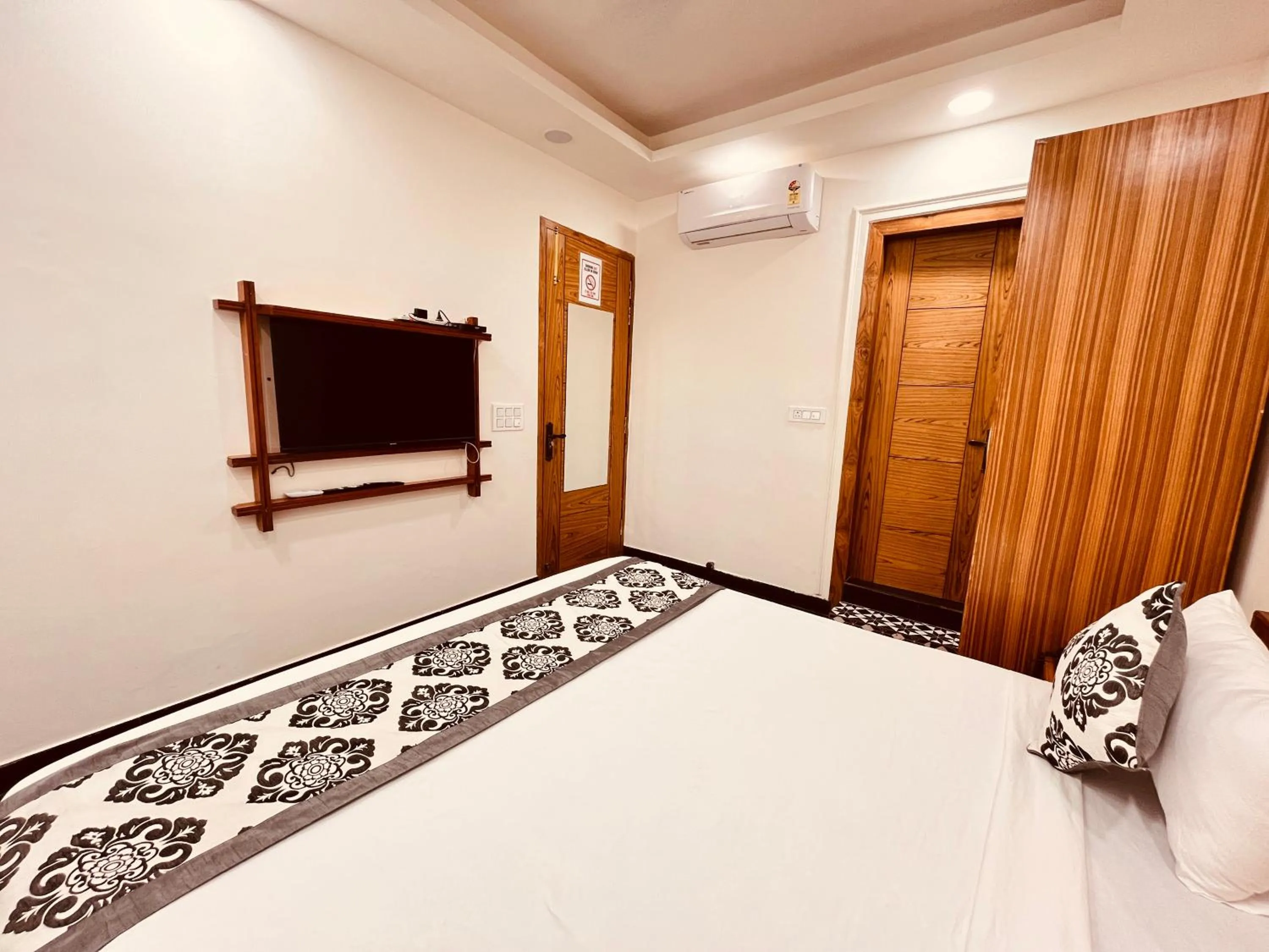 Bed in South INN near AIIMS Hospital Green Park South Delhi