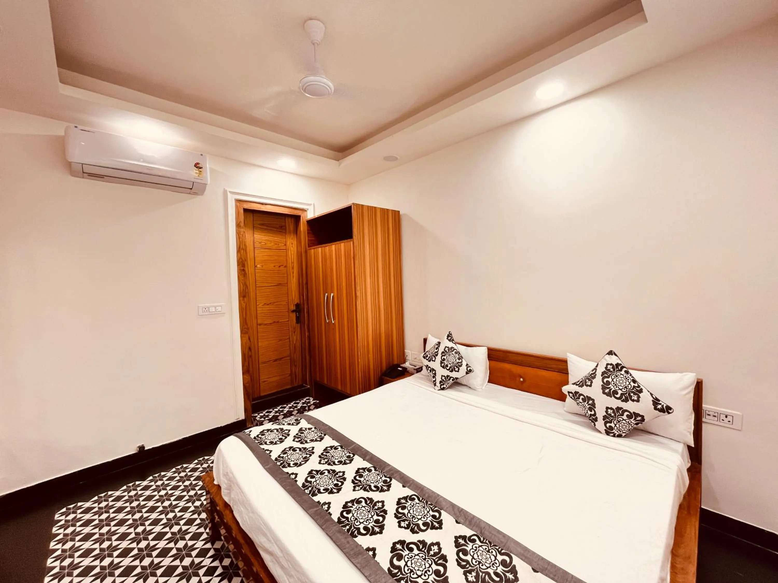 Bed in South INN near AIIMS Hospital Green Park South Delhi